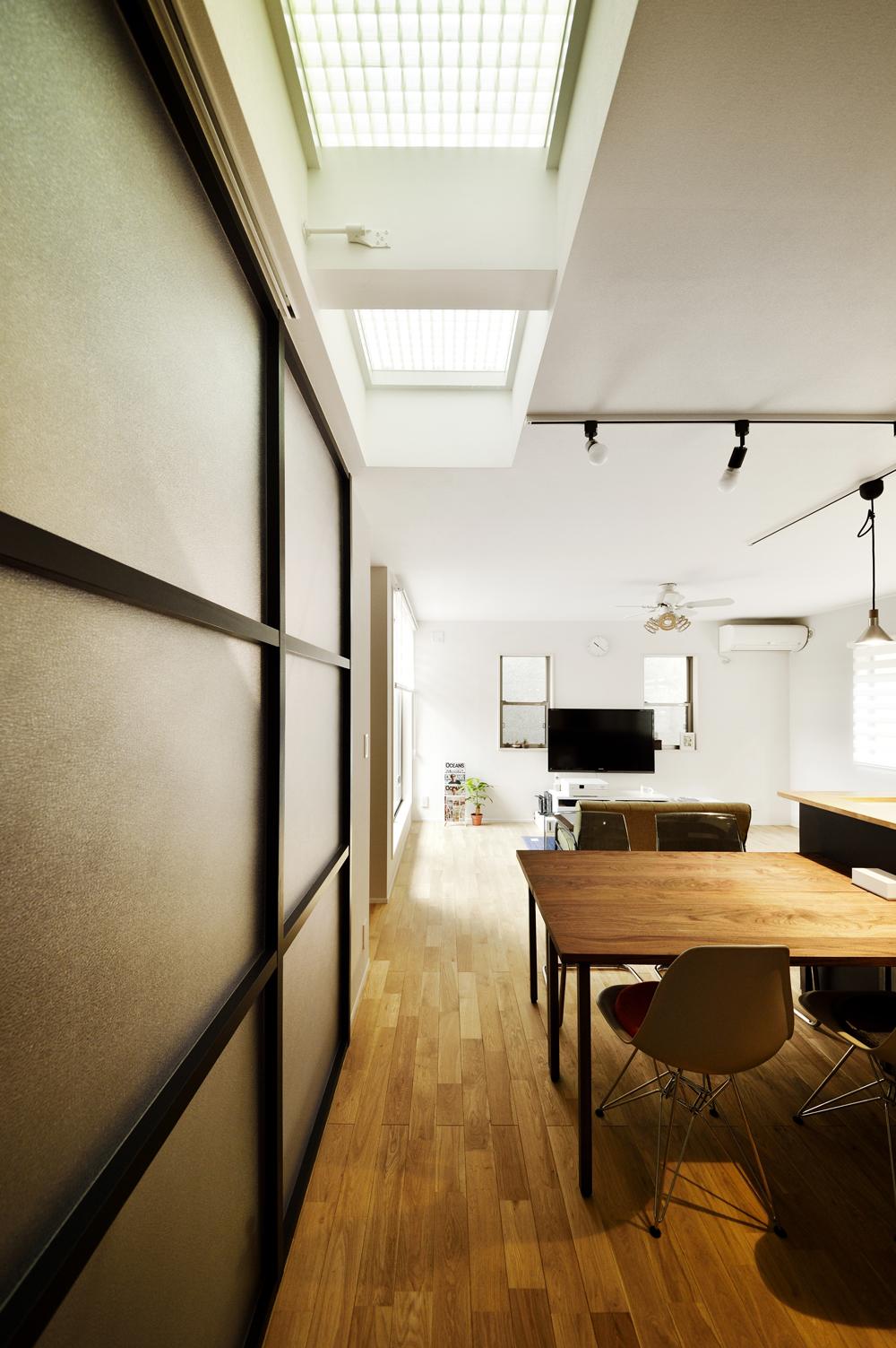 3階建て住宅が立ち並ぶ住宅密集地だったため、2階リビングには光が入らず暗かった。そこで、一番暗かった場所の3階の床に一部ＦＲＰグレーチングを入れることで、明るい3階の光を2階に落とした。また、階段室は窓があり明るかったことから、階段室とリビングの仕切りの壁をアクリル板のスクリーンウォールに変えること