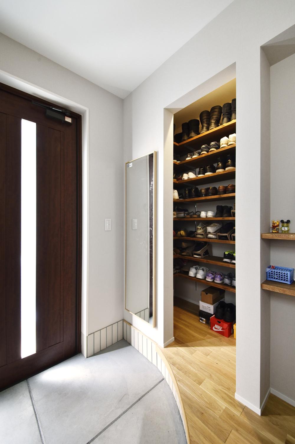 リフォーム前の住まいは収納の使い勝手が悪く、あちこちバラバラにしまいこんでいました。そこで、収納計画の見直しを実施。１階には家族共有のウォークインクロゼット、玄関には使いやすく大容量の下足収納、キッチンにはパントリーと、家族みんなが便利な場所に大容量の収納スペースを設けました。