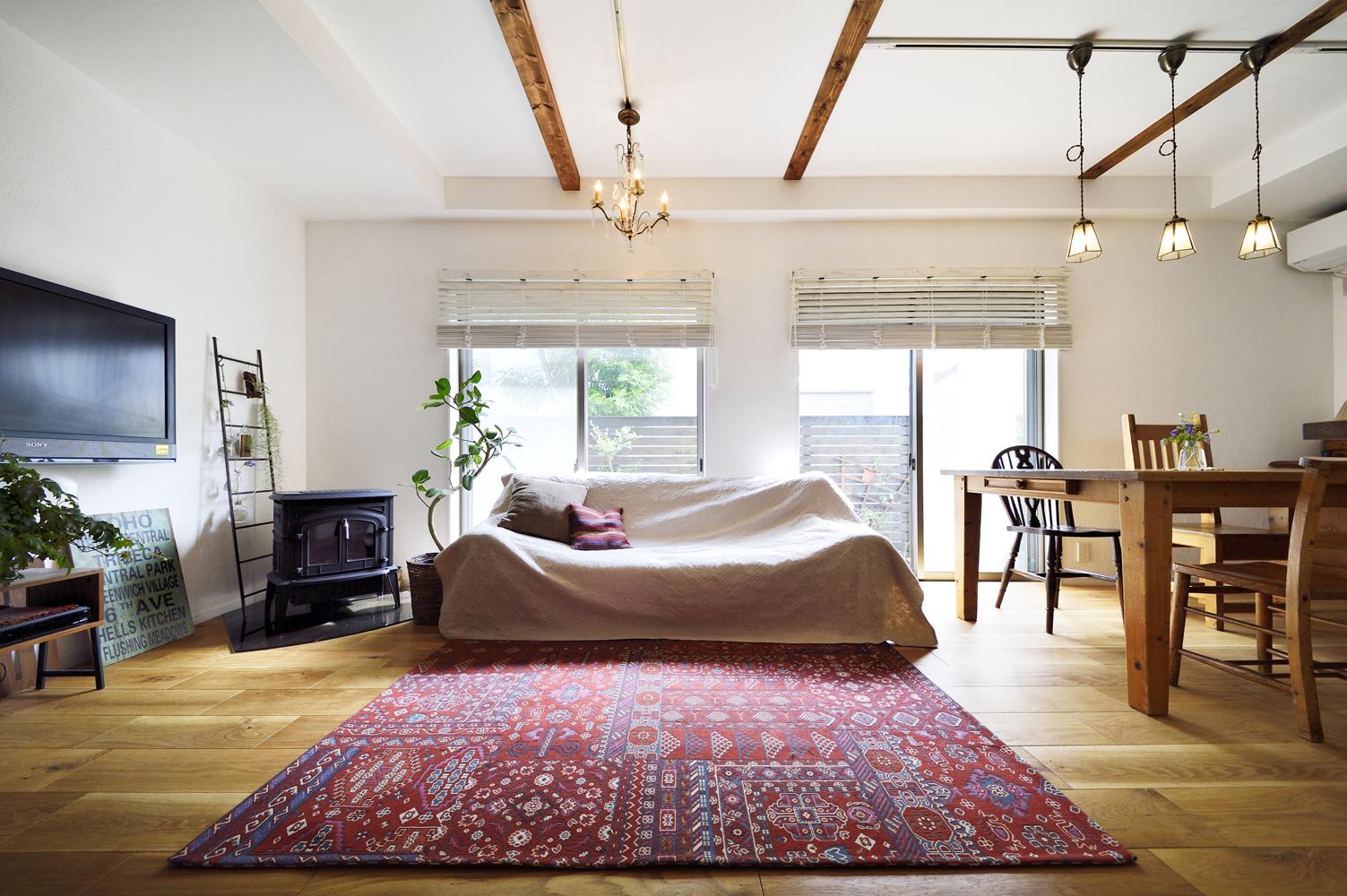 照明やタイルなど、自分たちでショールームに足を運んでお気に入りを見つけていたTさん。お好きなインテリアや内装材の雰囲気に合わせたデザインをご希望でした。そこで、壁や床は自然素材を取り入れ、シンプルで上質な空間に仕上げました。