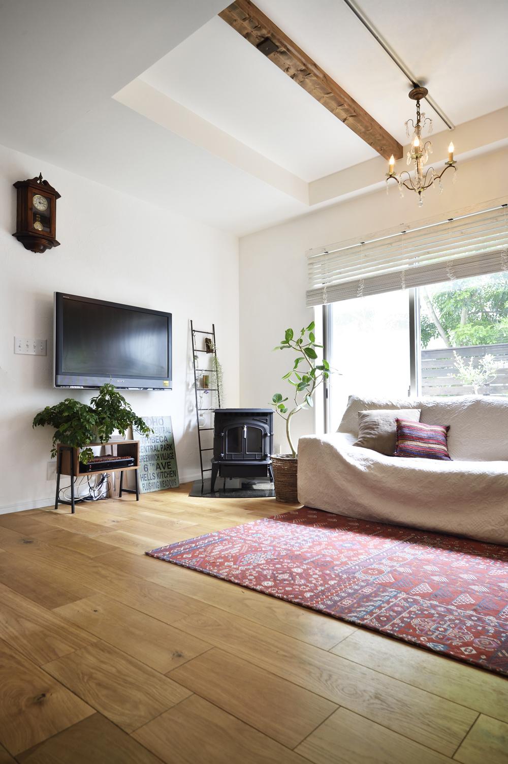 「床は幅広の無垢材を」という希望により、180ミリ幅のホワイトオークを採用。床暖房非対応のため既存のガス床暖房は撤去。その代わりに環境にもやさしいペレットストーブを導入しました。その他、階段や洋室はコルクタイル、リビングやトイレの壁は漆喰、収納家具はタモ、ウッドフェンスはレッドシダーを使用しました。