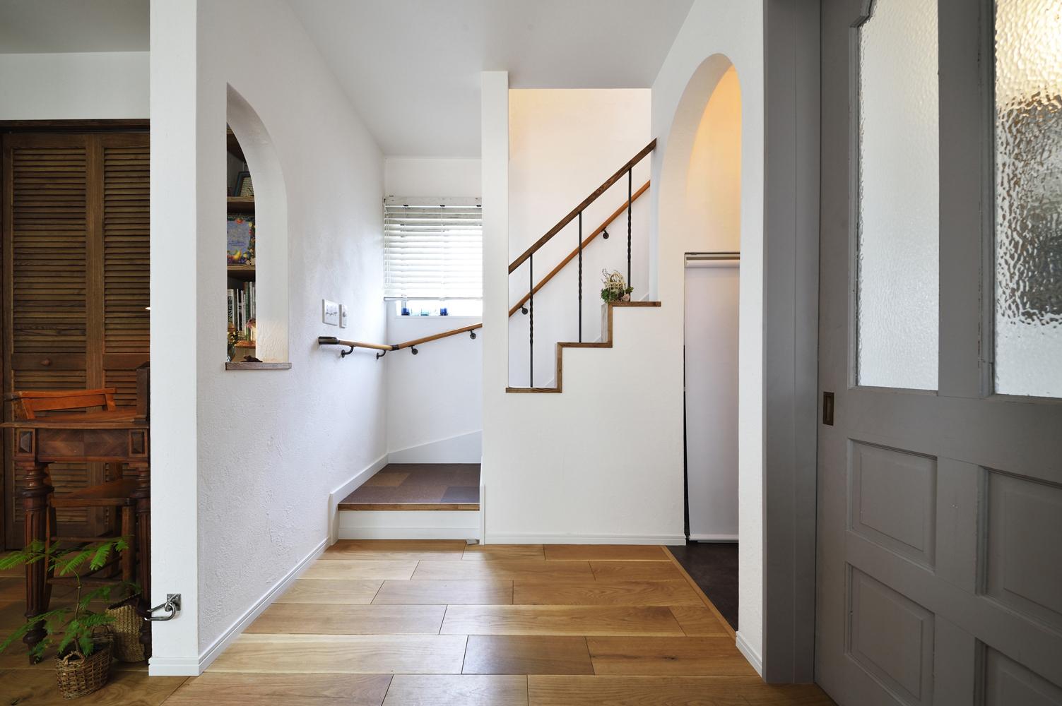 階段のスペースもリビングに取り込むことで、よりリビングを広く。階段の壁も柱を残して抜き、開放的に。階段の床はコルクタイルに貼り替えた