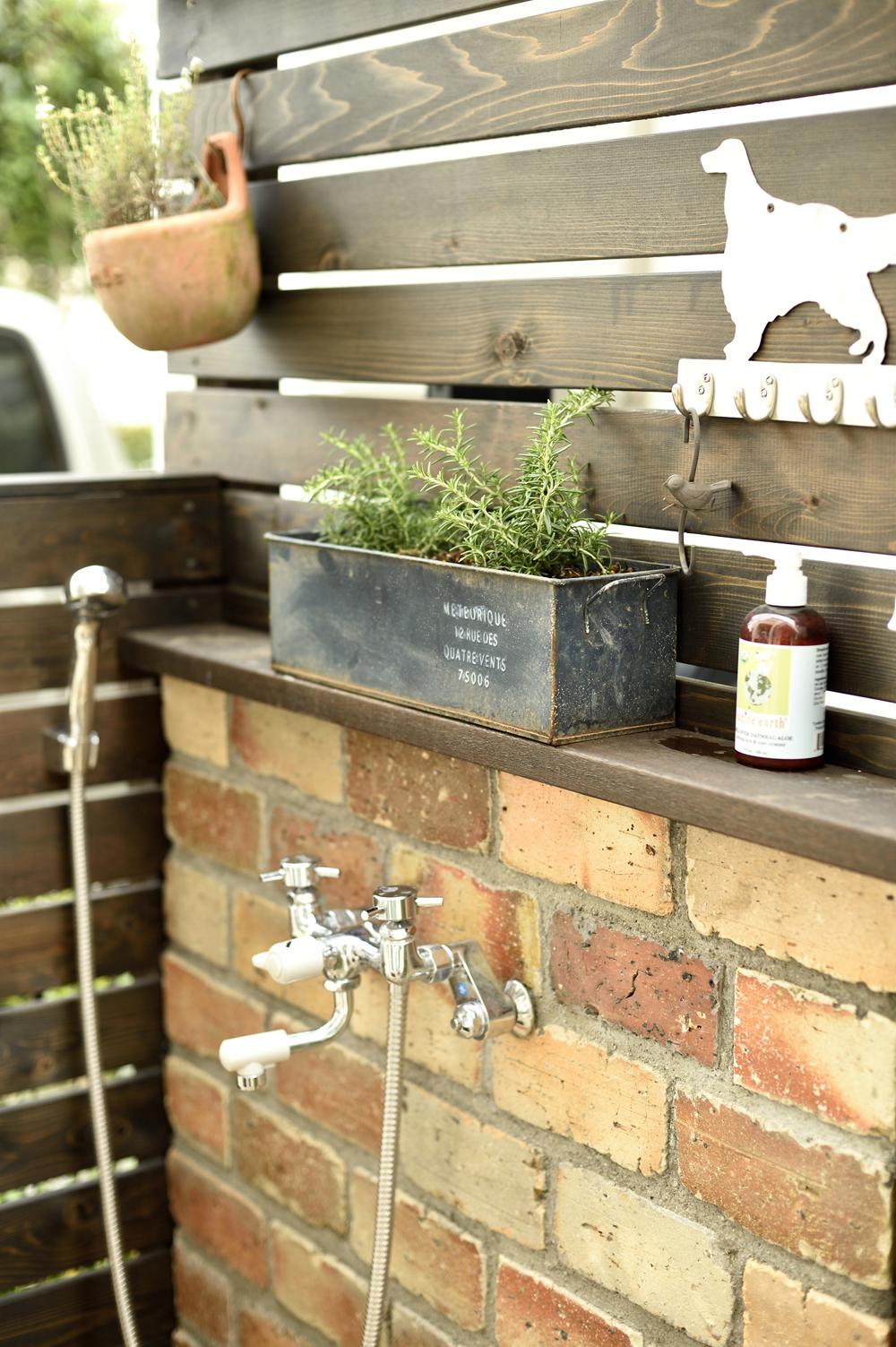 3匹の愛犬と暮らすTさんご一家。お散歩から帰ったワンちゃんの足を洗えるよう、玄関のそばにレンガの立水栓をつくりました。また、トイレの隣にワンちゃん用のトイレスペースも用意。ふだんは出入りしやすいようオープンに、来客時はロールスクリーンで目隠ししています。換気扇を設置し、におい対策もしっかりと。