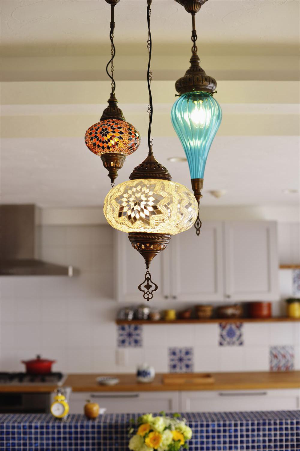 ターキッシュがお好きなTさんは、ご自身で購入されたトルコランプが似合う空間にしたいとお考えでした。そこで、キッチン周りにトルコ製の柄タイルを用いたり、タイルやランプが映える色遣いにこだわったりで好みの空間に仕上げています。LDKや水廻り、玄関には珪藻土の塗り壁を採用し、ナチュラルな心地よさも感じます