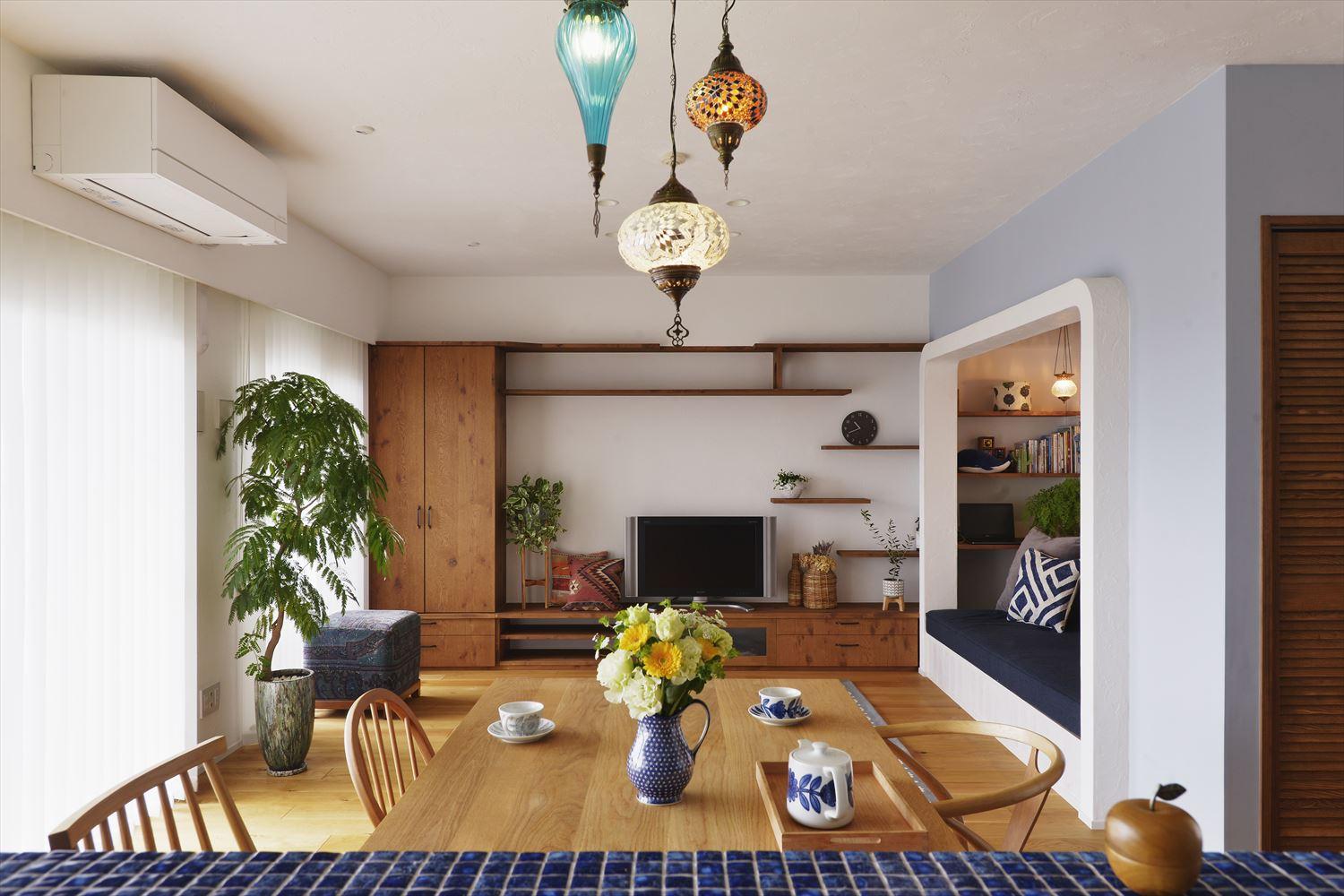 和室を取り払い、憧れのソファコーナーや大型WICを実現しています。また、キャンプ道具などがすっきりと収まる土間スペースも誕生しました。ダイニング・キッチンは仕切り壁をなくしてオープンな対面式に。キッチンスペースの角を利用してパントリーも新設。収納力がアップし、家事動線も格段に良くなりました。