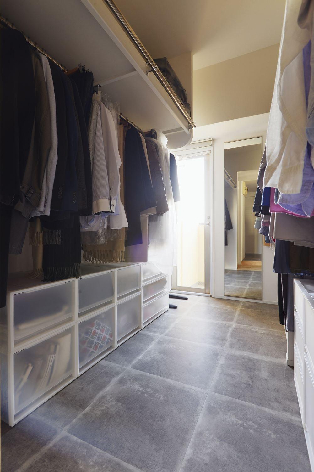 居室の一部を利用してWICを新設。「中で着替えもできるように」という希望を叶えて広々とした空間を確保した。既存のバルコニーに出られる扉をそのまま活かし、光と風が採り込める