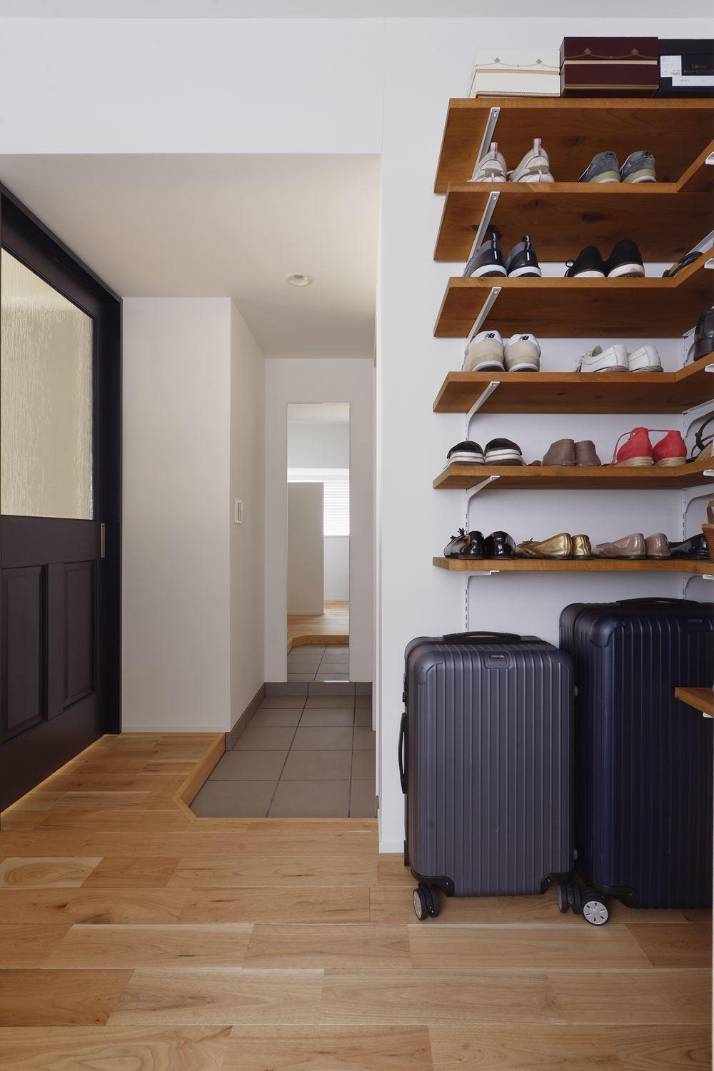 居室だったところをWICと分け合って、玄関ホールとつながるSICと納戸を実現。床を張って室内からも行き来できるようにしている。SICは可動棚でオープンに。リビングドアもガラス面が大きなものを選び、明るさに配慮した