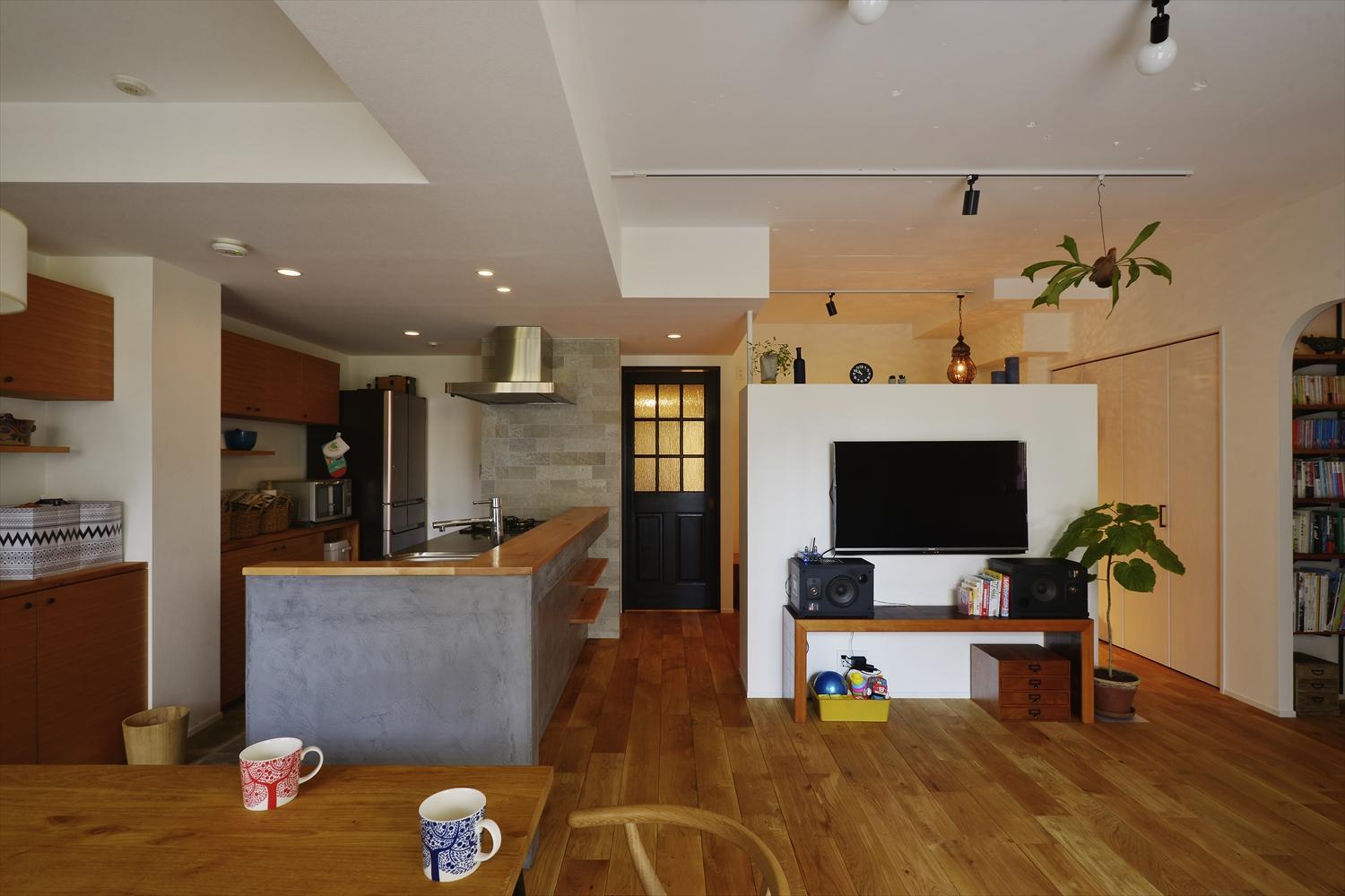 予算の範囲で暮らしに合った間取りやインテリアを実現するために中古リノベを選択。そして物件探しからサポートしてもらえるワンストップサービスを利用されました。スタートから3カ月ほどでエリアや広さ、日当りなどの条件を満たし、リノベーションしやすさまで考慮した希望にぴったりの物件購入にいたっています。