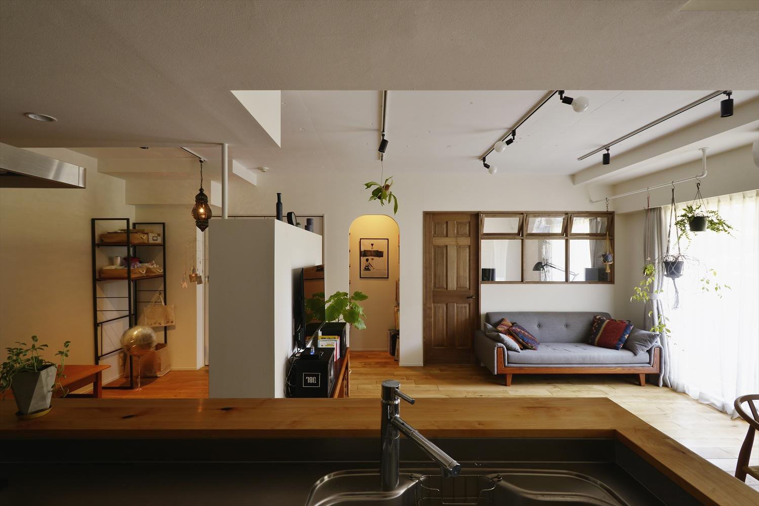 リビングに隣接する和室を撤去し、できるだけLDKは広く取りながらも将来、間仕切りできるスペースを確保しています。キッチンは両側から回りこめる対面式に変更。新たに設けたキッズスペースや隣接する洋室まで見渡せます。和室だった部分の一部と寝室の収納を合わせて2WAYのファミリークロゼットもしつらえました。