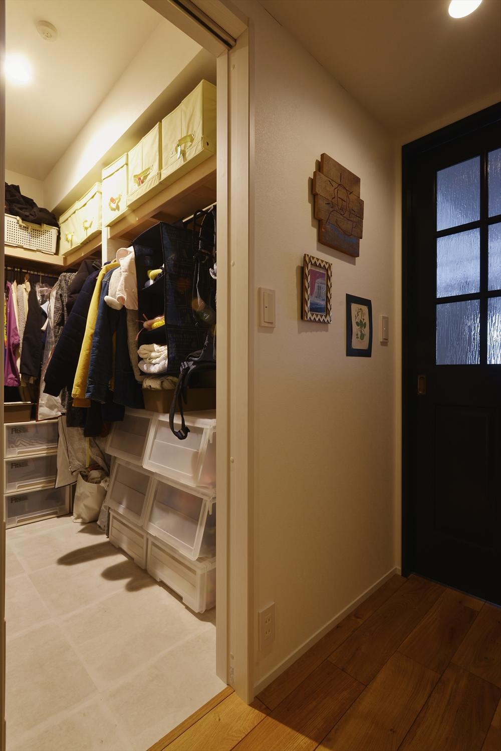 キッズスペースと分け合った空間と寝室の収納をひとまとめにしてファミリークロゼットを新設。これからモノが増えることを想定して充分な収納力を確保している。寝室からも廊下からも使えて便利