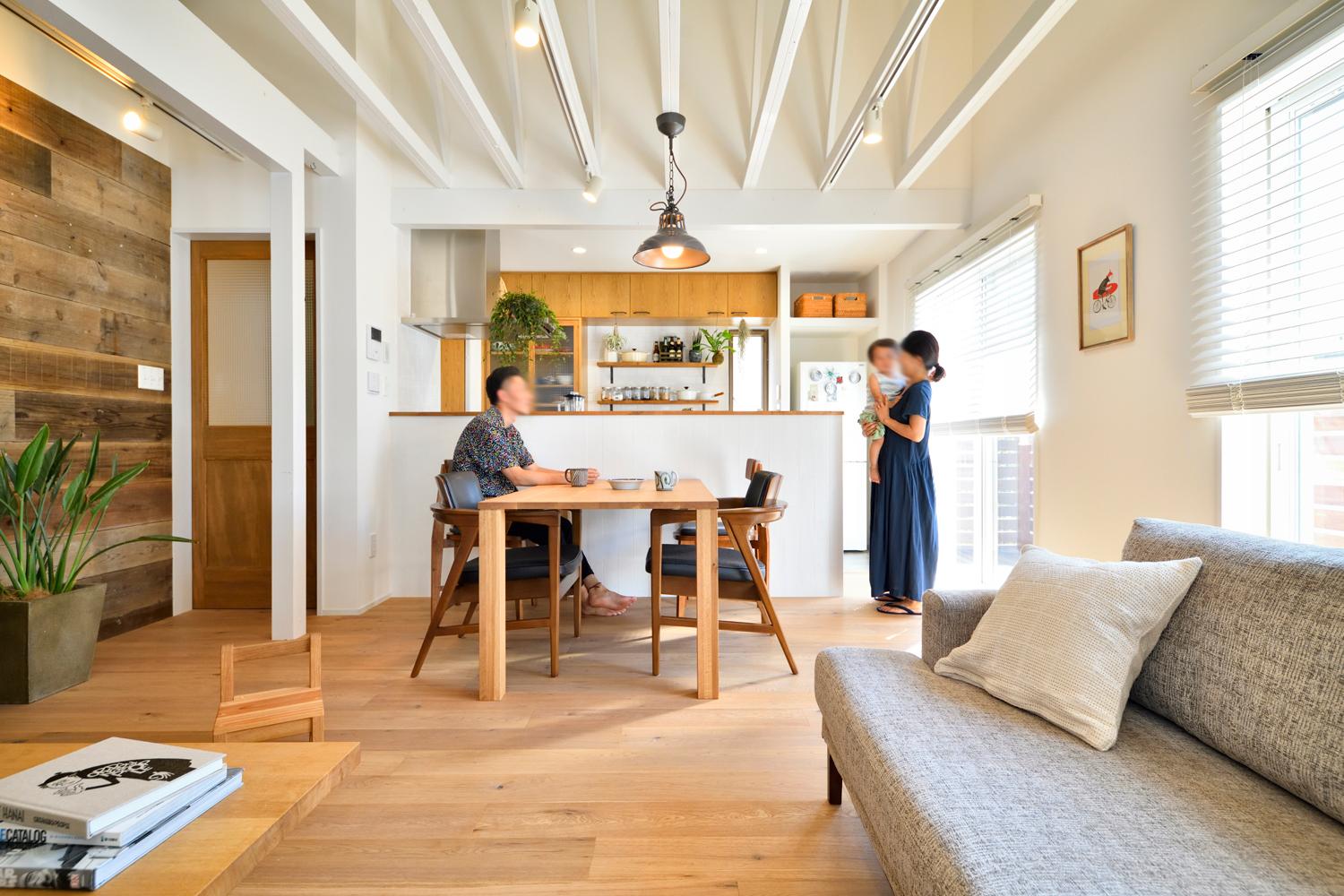 2部屋分を使って広々としたLDKを実現。天井を抜いて、2×4の小屋梁トラスを現し、白を基調とした空間にオーク材のフローリングや足場板など、味わいのある木質感をプラス。爽やかな湘南の風を感じるような空間に仕上げた