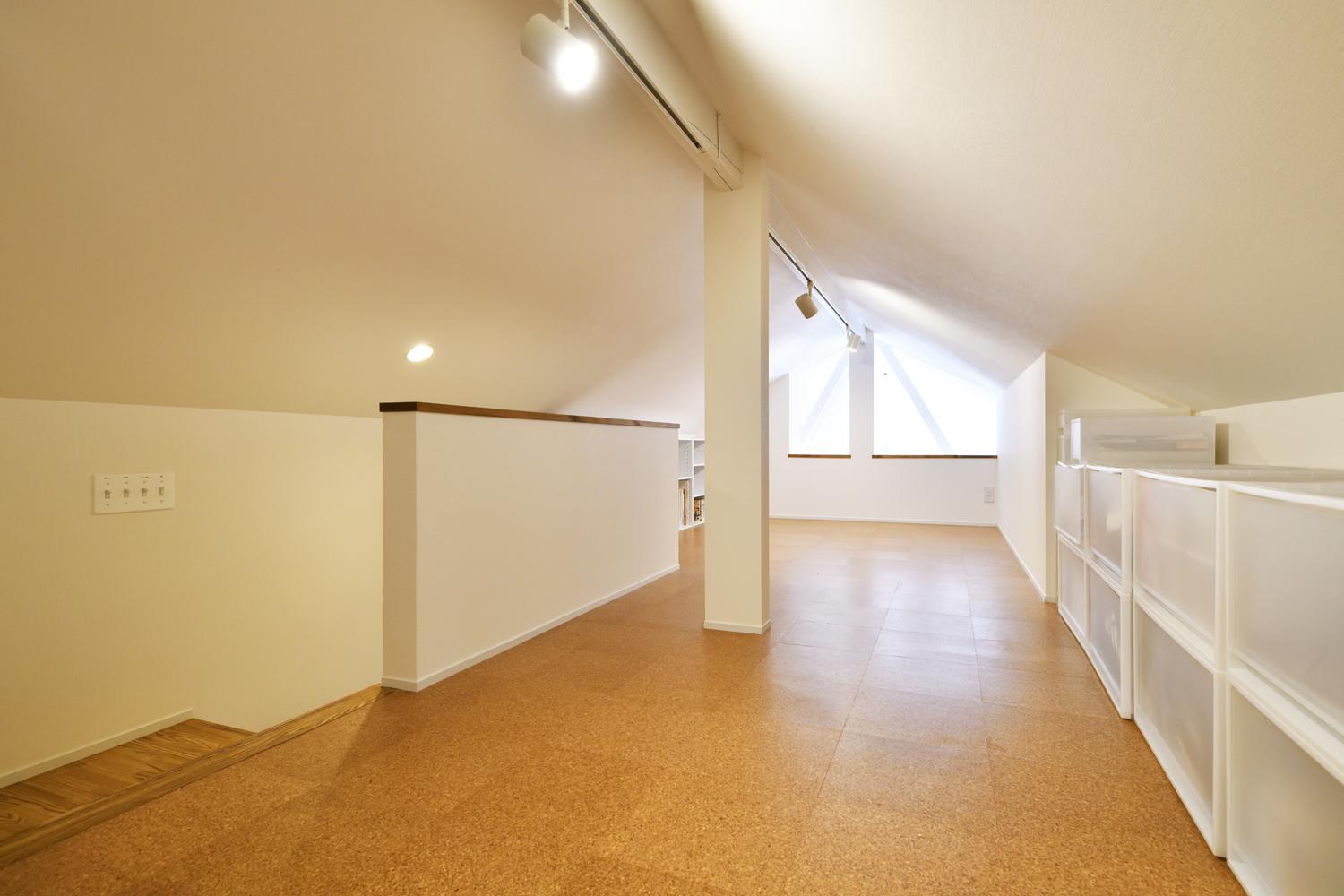 当初、Nさんが希望したのは3LDK。ところが同社は「暮らしは変わるもの。部屋数より家族で過ごすLDKの広さを優先すべき」と2LDKのプランを提案しました。目からウロコの発想にたちまち暮らしのイメージが湧いたそう。また、使い勝手の悪かった小屋裏収納には固定階段を新たに設け、多目的に使えるロフトに一新