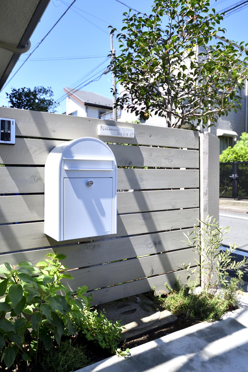 1・2階で住み分け、玄関から分ける二世帯住宅の場合は外階段を採用することも多い。しかしNさんご夫妻は子育てする上でも風雨にさらされる外階段にはしたくないとお考えでした。唯一、既存の内階段を利用して新たな子世帯用の玄関を提案したのがスタイル工房。1階にかかる工事を最小限にとどめている点もポイントです。