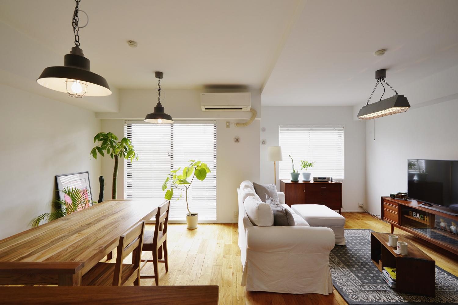 カーペット敷きだった床は幅広のオーク無垢材に、壁と天井は白く塗装。シンプルながらも素材感のあるインテリアとなった。家具も木目と白で統一。爽やかな風を呼び込むようなグリーンがこの空間によく似合う。照明一つひとつにもご夫妻のこだわりが感じられる