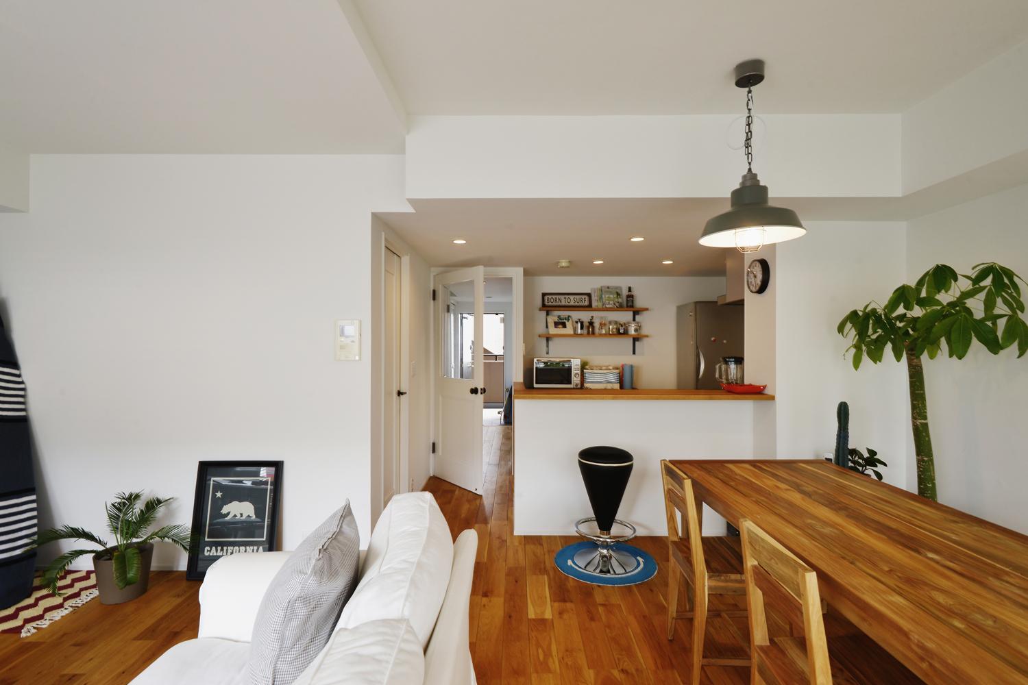 2度目の中古リノベとなる今回、物件選びも入念にされたそうです。立地条件はもちろんのこと、状態が良く、間取りがイメージに近ければ、その分コストを抑えることができます。さらに物件によっては床や壁材の変更ができないケースもあると知り、管理規約も念入りにチェックされた上で、今回の物件を購入されました。