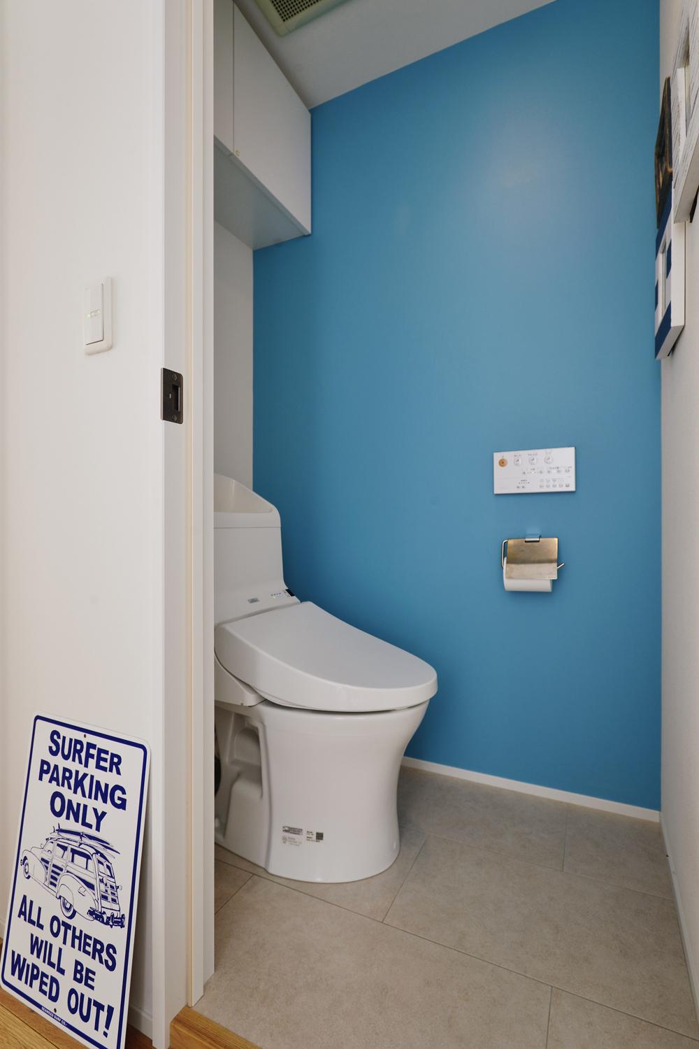 トイレに採用した目の覚めるようなスカイブルーのアクセントクロスはアメリカ西海岸の海や空をイメージしたもの。本当に気に入ったものだけに囲まれた暮らしは「これ以上ないほど快適」だそう。「ここにはずっと住み続けられる気がします」