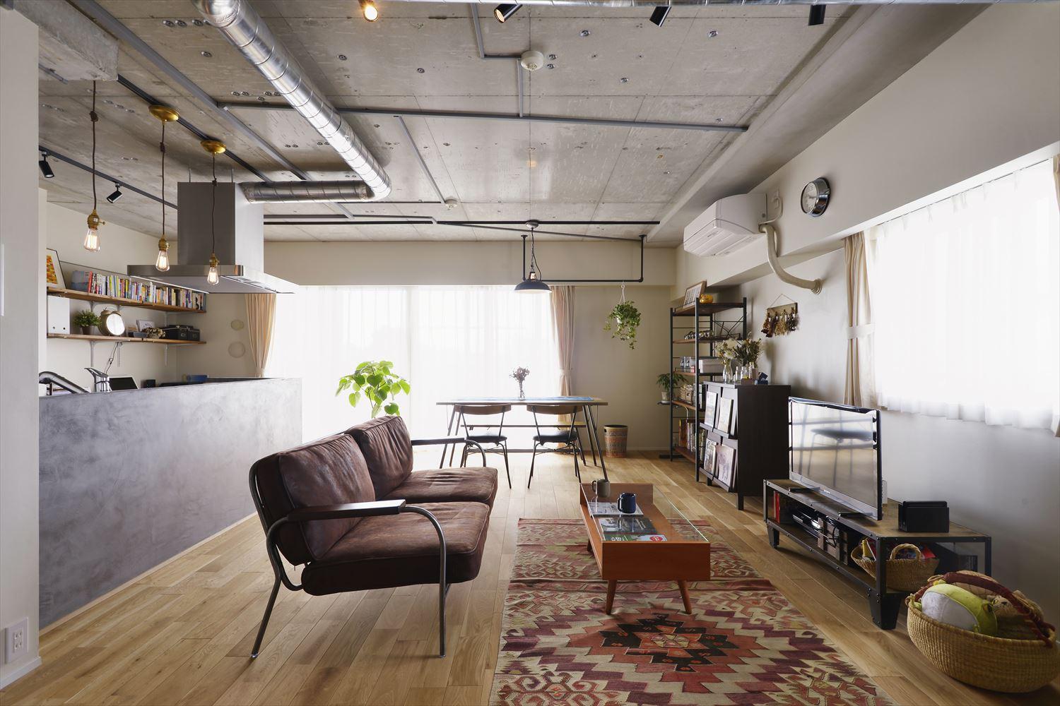 通勤に便利で駅から徒歩10分圏内。静かな周辺環境。床に無垢が使えるなど、リノベしやすいこと。この3つを大前提に半年で20軒ほど内覧。その間にワンストップサービスの物件担当とも信頼関係を築き、納得のいく物件探しができたそう。条件に加え、築浅で角部屋、住人の雰囲気が良かったマンションを購入されました。