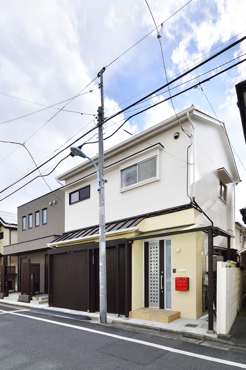 前回リノベーションした部分はそのまま残し、母屋と切り離す際に増えた空間を使って念願の書斎とインナーガレージを作りました。ガレージの入口には耐震フレームを入れ、耐震補強もしっかりと行っています。ガレージの扉は前回隣りの浴室に取り付けた格子に合わせ、同じデザインの縦格子で造作しました。