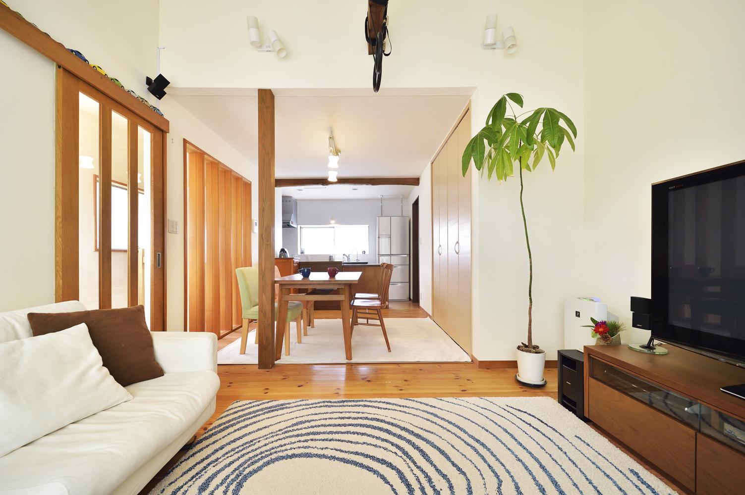 一度目のリノベーションで母屋につながる賃貸部分を子世帯に。陽当りの良い2階にLDKを設けた。床は無垢フローリング、壁は漆喰塗りと自然素材をたっぷり使い、明るいナチュラルテイストに仕上げている。キッチン右手の扉から書斎スペースへ