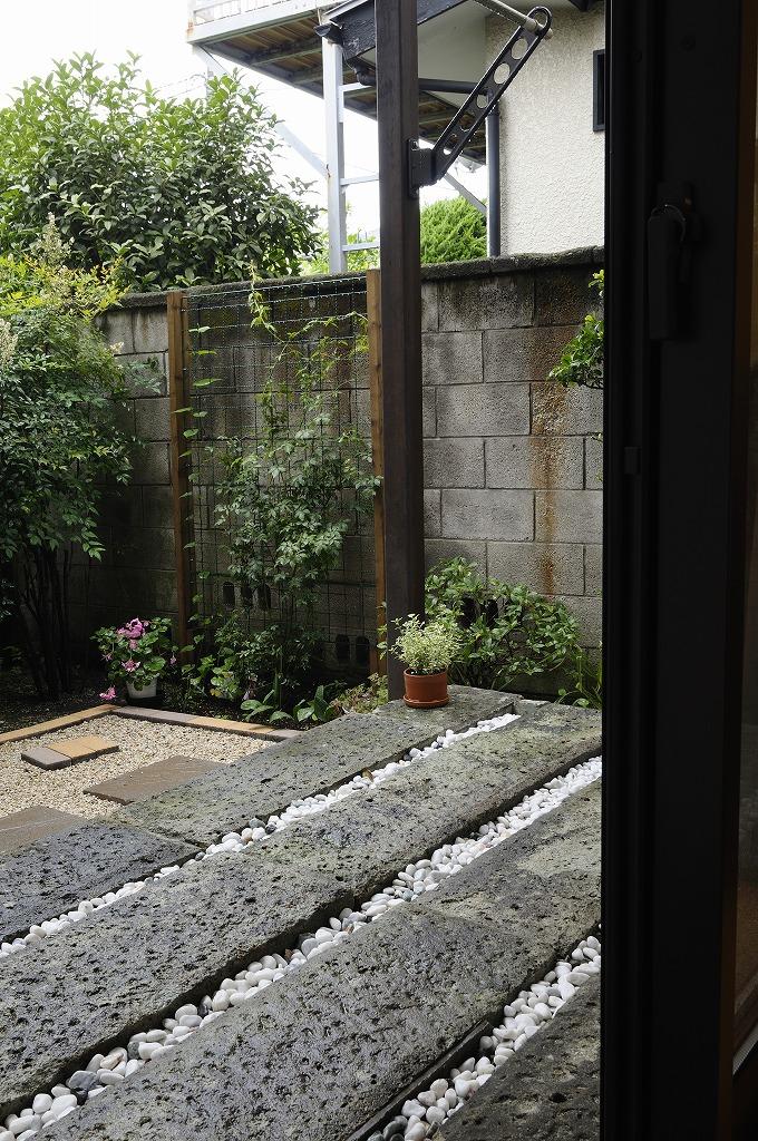 既存の塀（大谷石）を再利用して敷き並べた1階のテラス。隙間に白い玉砂利をあしらい、和の風情が楽しめる。できるだけ既存を活かす、使えるものは利用する。そうすることでコストを抑えたり、面影を残したりしやすいのもリノベーションの魅力