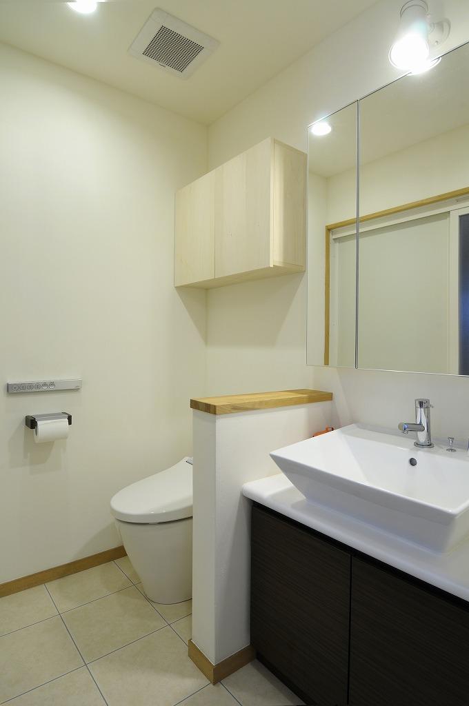 水廻りは1階に設置。洗面室は限られた空間を有効活用するため、トイレと一体化したサニタリータイプに。白を基調としたシンプルで爽やかな雰囲気