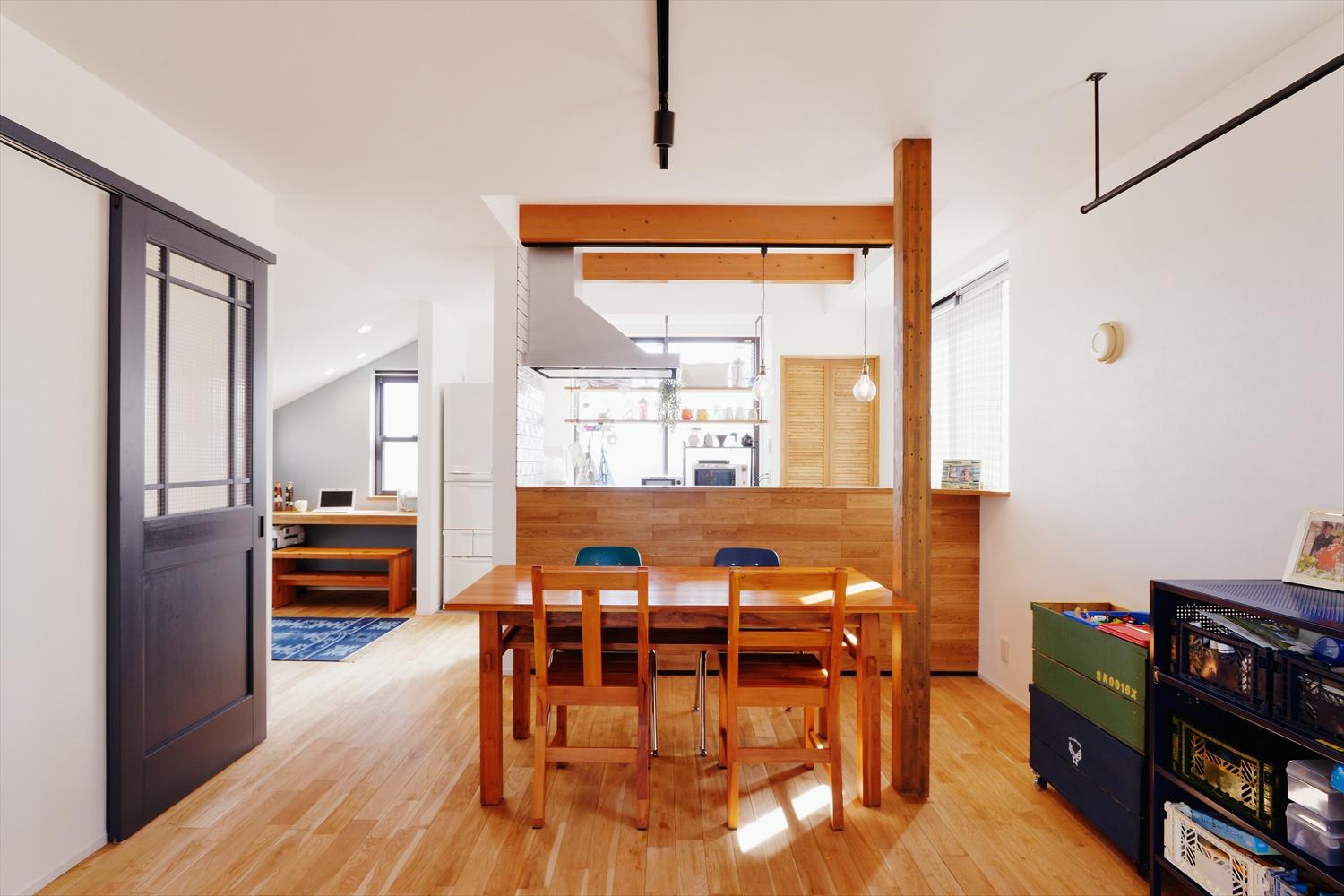 LDKに隣接した洋室の仕切り壁をなくして広々としたリビング空間を確保。現しになった柱や筋交いはそのまま残し、もともとの梁と同じ色味に塗装した。床はナラ無垢フローリングに張り替え、オイル塗装でナチュラルに