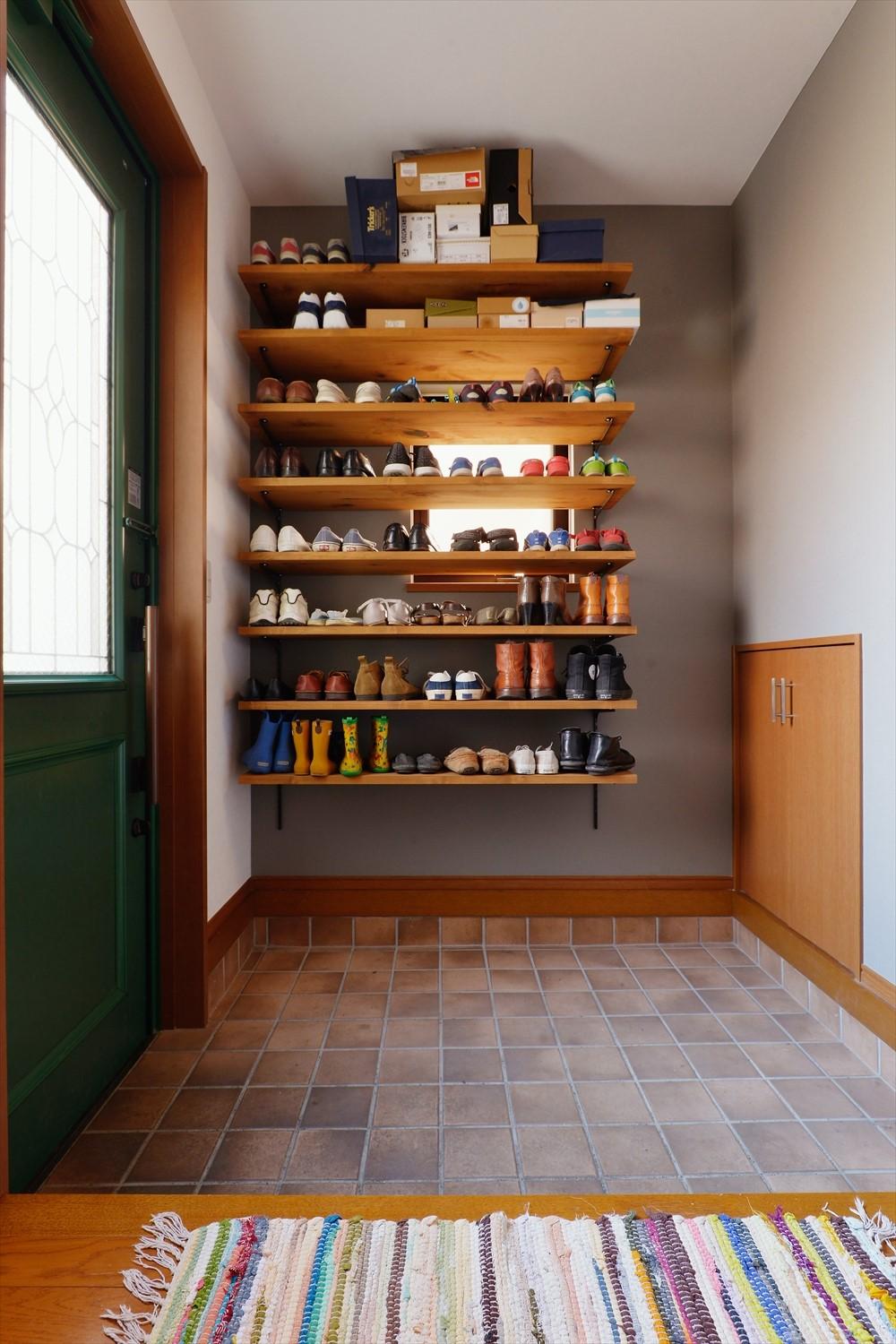 玄関は圧迫感のあった靴収納を撤去し、オープン棚に変更。下部は子ども用の自転車が置けるようにし、あえて土間を広くしなくても開放感が生まれている。同時に階段下収納の使い勝手の悪さも改善された