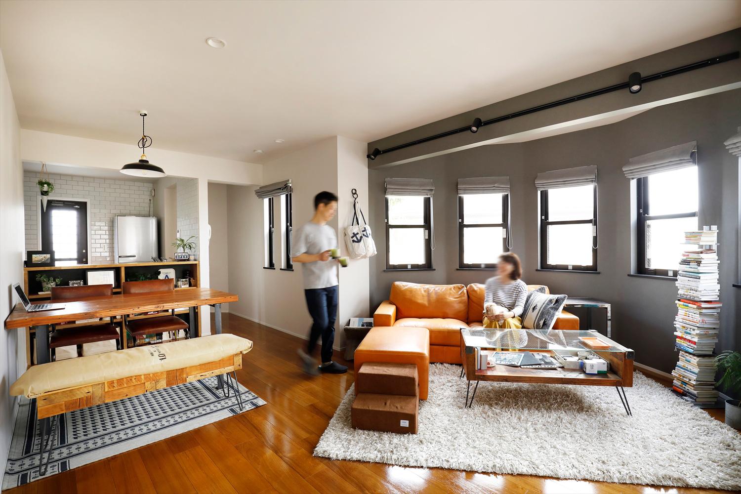 和室を取りこみ、広々としたリビングに。外側に張り出したパノラマ塔の部分だけグレーをあしらい、上質で洗練された雰囲気に。床は既存の床暖房を活かす上貼りフローリング。深みのあるチークが高級感を醸し出している