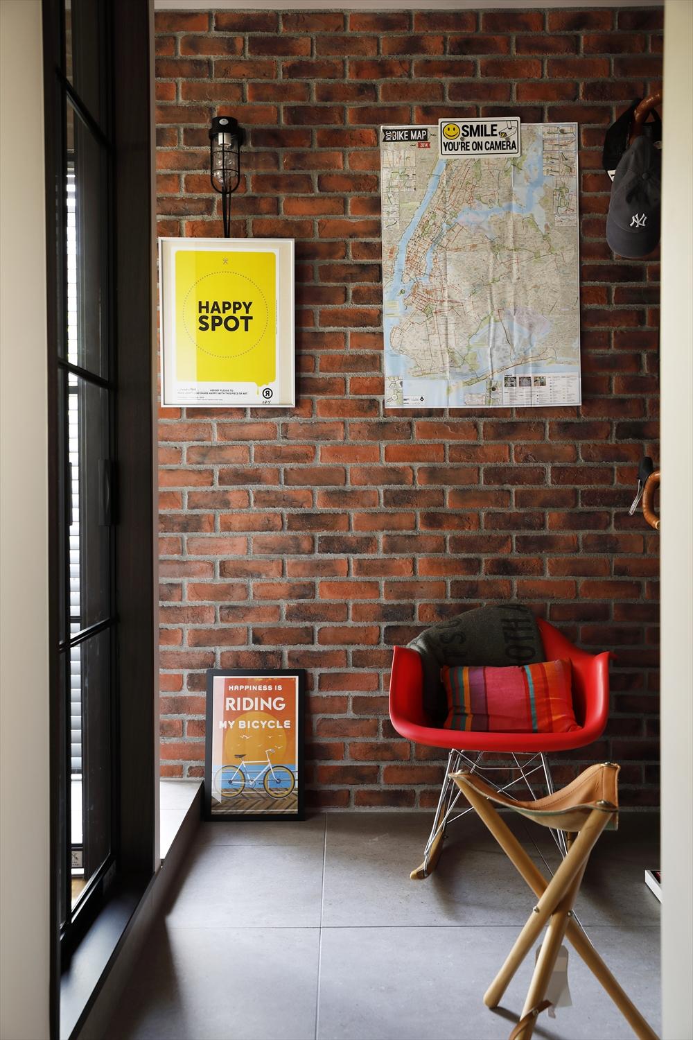 仕事の関係でアメリカに在住していた経験のあるご夫妻。気に入っていたホテルのインテリアやブルックリンの街並みをイメージしてわが家を彩っています。レンガタイルをあしらった土間はまさにブルックリン。目地をあえてラフに仕上げています。2階の廊下は色味にこだわり、扉に部屋番号をつけて上質なホテルの雰囲気に。