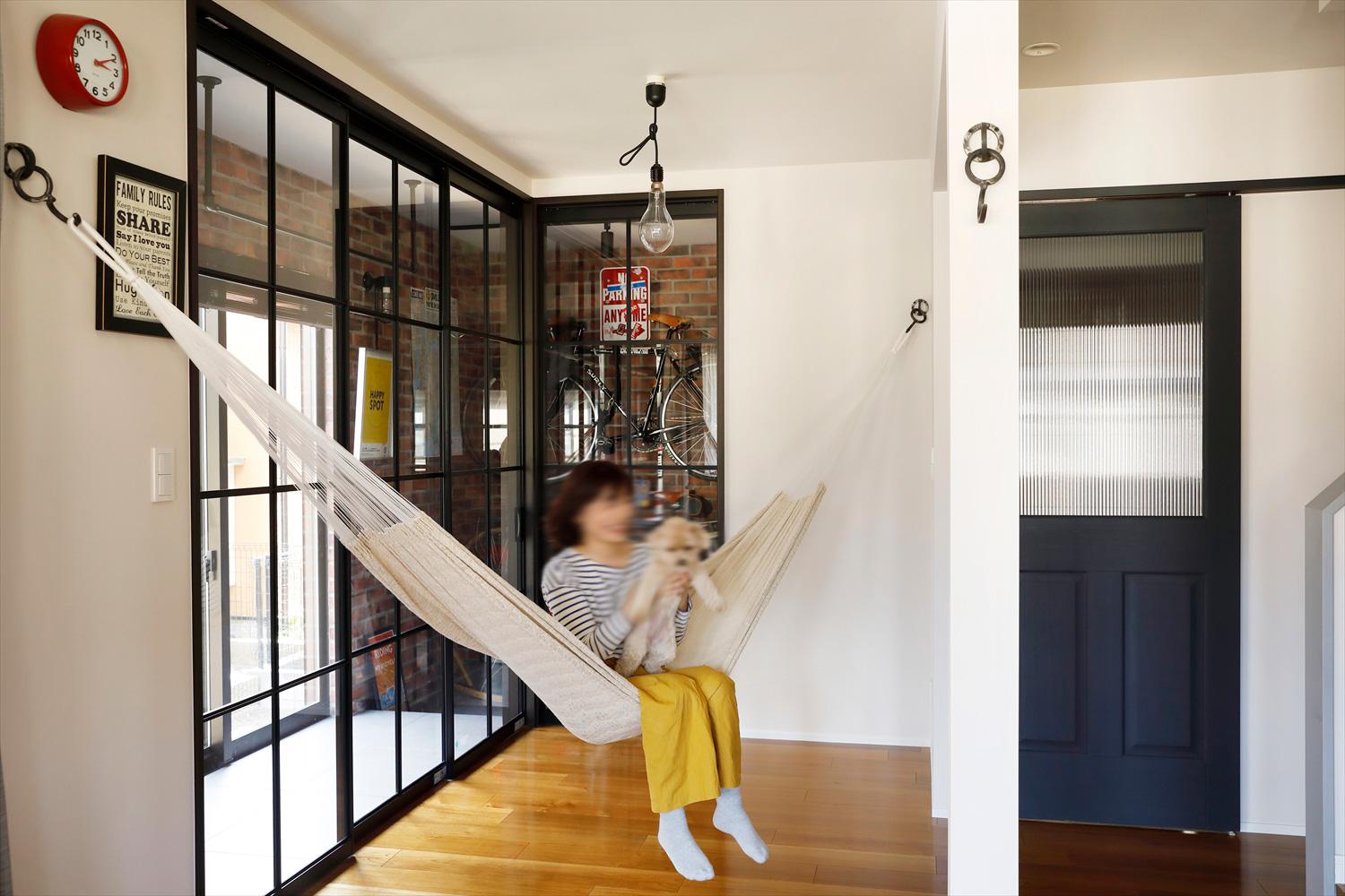 2×4工法は抜けない壁が多く、大きな間取り変更が難しい建物です。そんな中でも和室空間を土間・インナーテラス・LDKの一部として分け合い、Nさんの要望に応えています。広さは充分ながら圧迫感のあったキッチンは開口を広げ、キッチンカウンターの下は飾り棚にしてこだわりのアイテムをセンス良く飾っています。