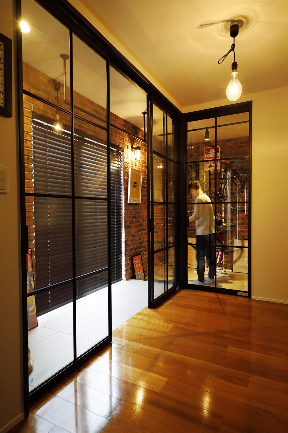 土間スペースから続くインナーテラス。室内干し用のハンガーパイプを設置した。格子の仕切りで開放感を演出。リビングのソファに座って見るこの景色が一番のお気に入りだそう