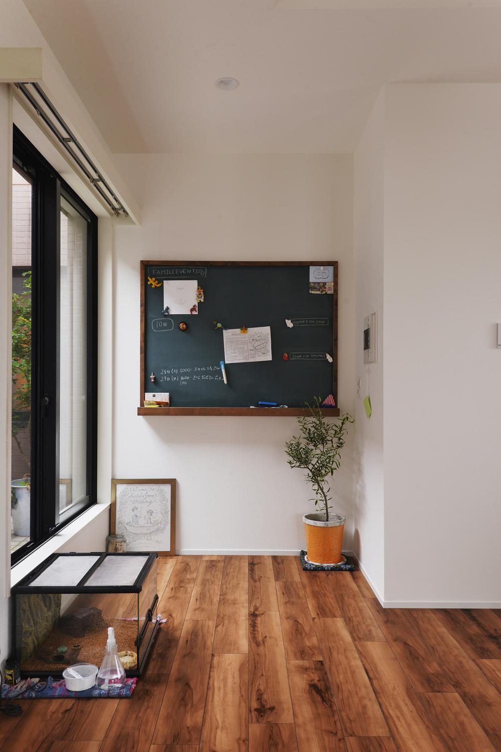 右手の壁際にあった収納と袖壁を撤去し、フリースペースとして使える空間が生まれた。黒板を設置してスケジュールやメッセージなどを伝える情報ステーションに