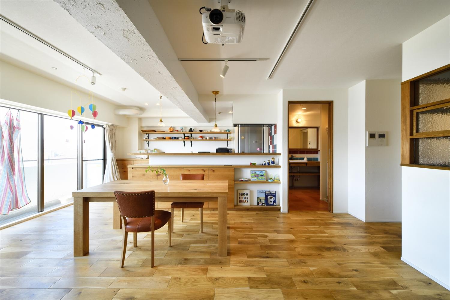 比較的リノベしやすい構造でしたので、大胆な間取り変更で希望を叶えています。水廻りの位置を変えて大型SIC&WICを実現。和室はくつろぎのゲストルームに生まれ変わり、将来は子ども室にできます。キッチンはオープンな対面式にし、動線にも配慮しました。リビングではプロジェクターの大画面でスポーツ観戦が楽しめ