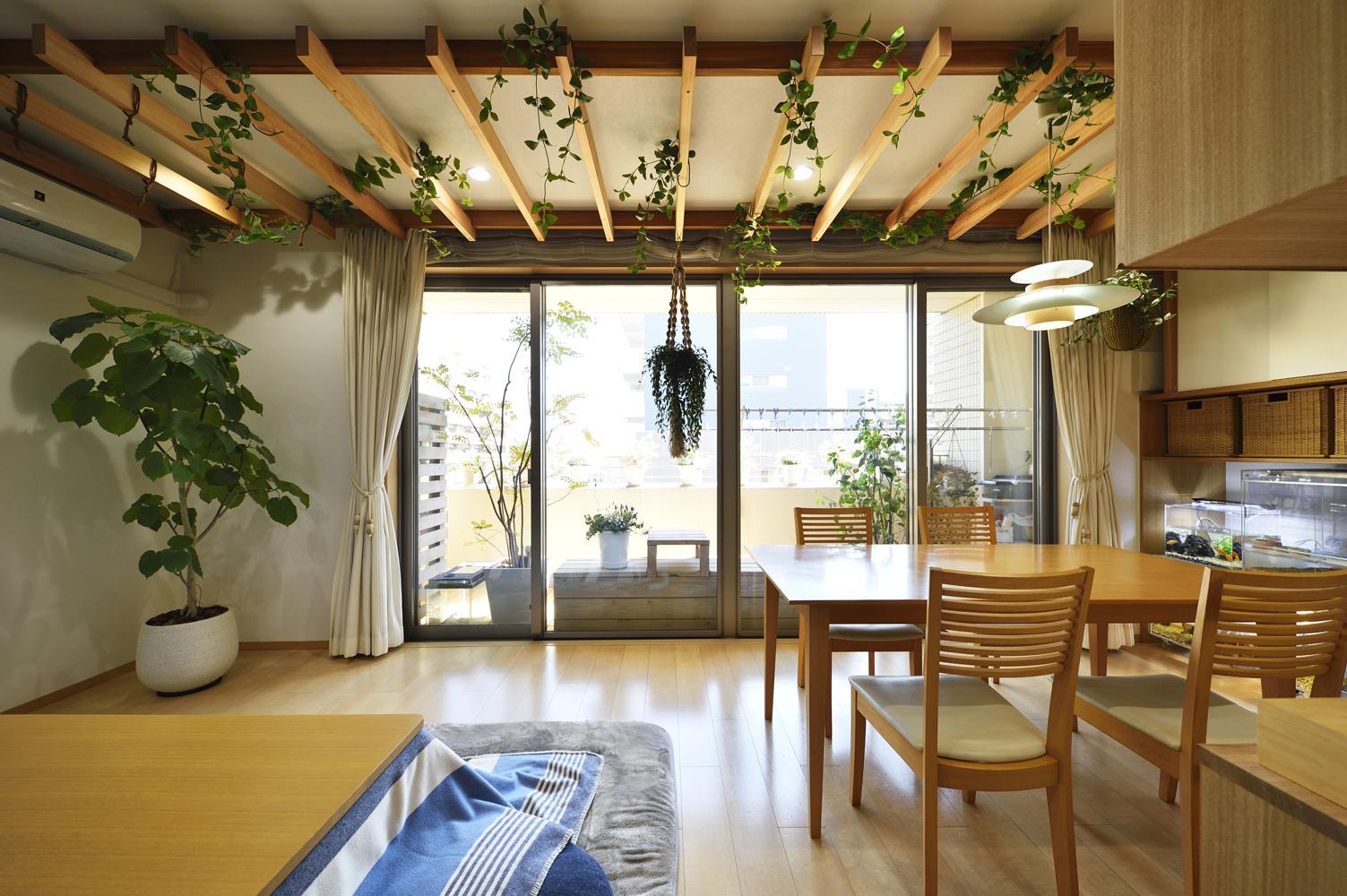 天井のパーゴラはグリーンが好きな奥様のために設えたもの。飾りつけた植栽が心に安らぎを与えてくれる。床は既存のままだが、クロスを張り替えることで気持ちも一新するようなリノベーションとなった