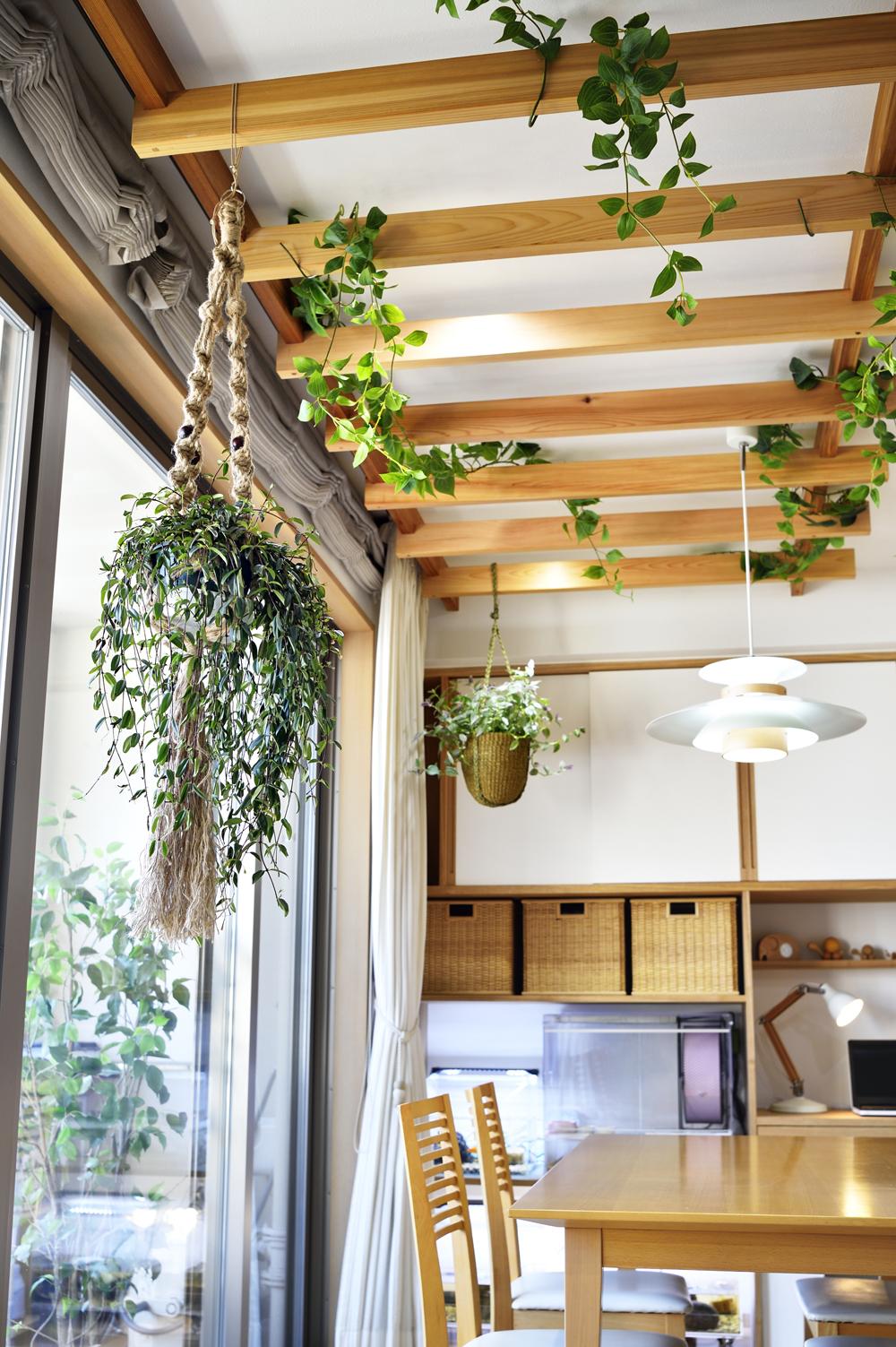 設備の交換がきっかけのリノベーションでしたが、打ち合わせを進めるうちに隠れた要望や想いも出てきました。それらを汲み取り、プランに反映させていくのもスタイル工房の得意技です。グリーンを飾るのが好きな奥様のために設えたパーゴラもそのひとつ。完成後は上手に活用されて、家族の癒しとなっているご様子です。