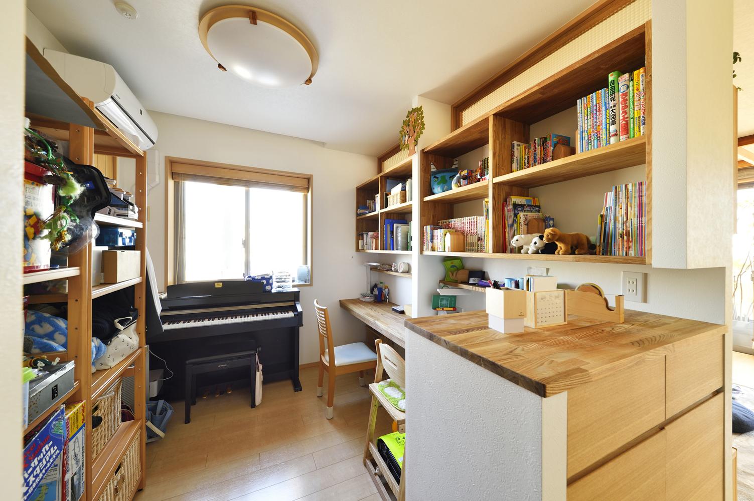 上は高校生、下は小学生の4人の子どもたちが試験勉強や宿題をLDですることがあり、リビングでゆっくり寛げない、食事の際に片付けなければならないといった煩わしさがありました。そこで、リビングの一角に子どもたちのスペースを確立し、本や電子ピアノなども集約することで、LDがLDとして機能するようになりました