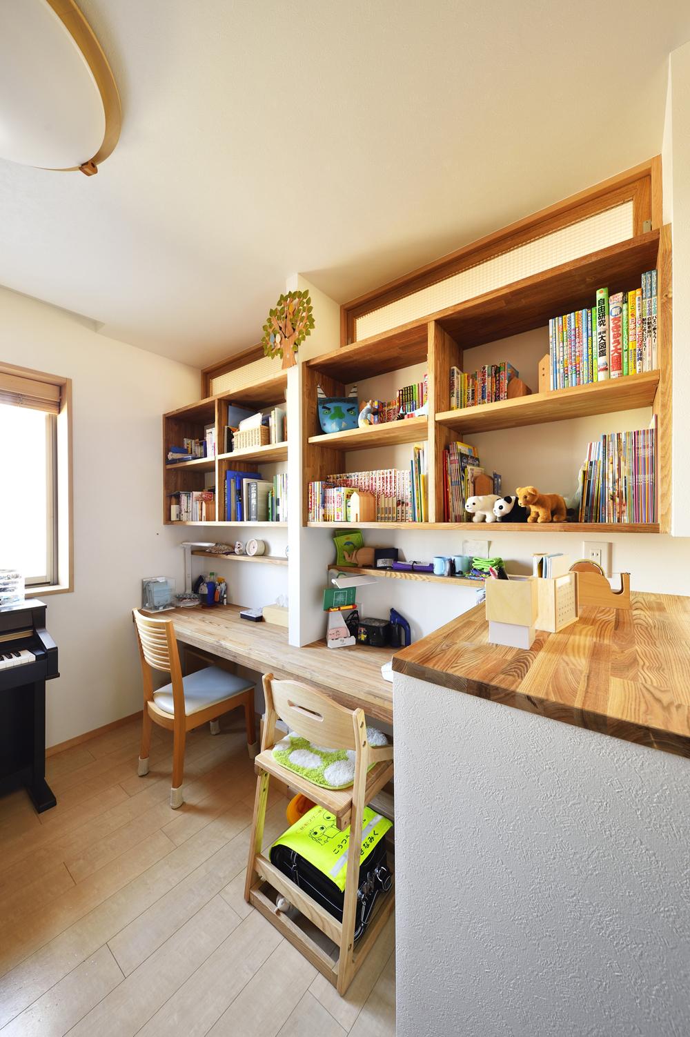子どもたちが勉強したり、本を読んだりできる共有スペースを確保。デスクや本棚は空間にぴったりと収まるように造作で対応した。扉のないオープンスタイルで家族の気配を感じながらも集中できる環境を整えた