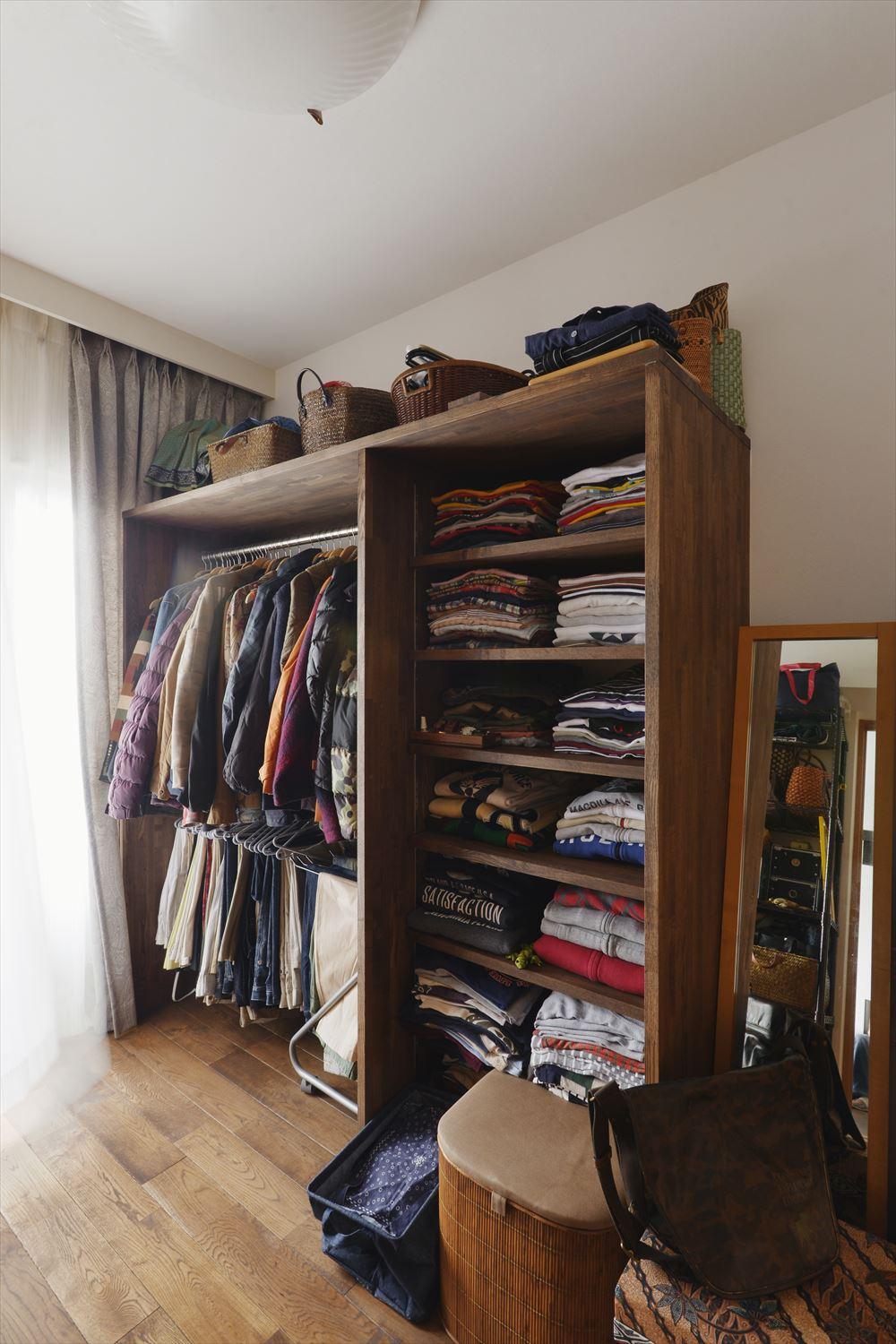 食器もたくさんお持ちのMさん。普通の食器棚では奥にしまったものが使いづらいため、引き出し式の収納がありご主人の背の高さにあったキッチンを採用しました。ダイニング側も収納になっておりテーブルから手を伸ばせば取り出せます。納戸として使っていた居室には衣類棚を造作。まるまるWICとして生まれ変わりました。