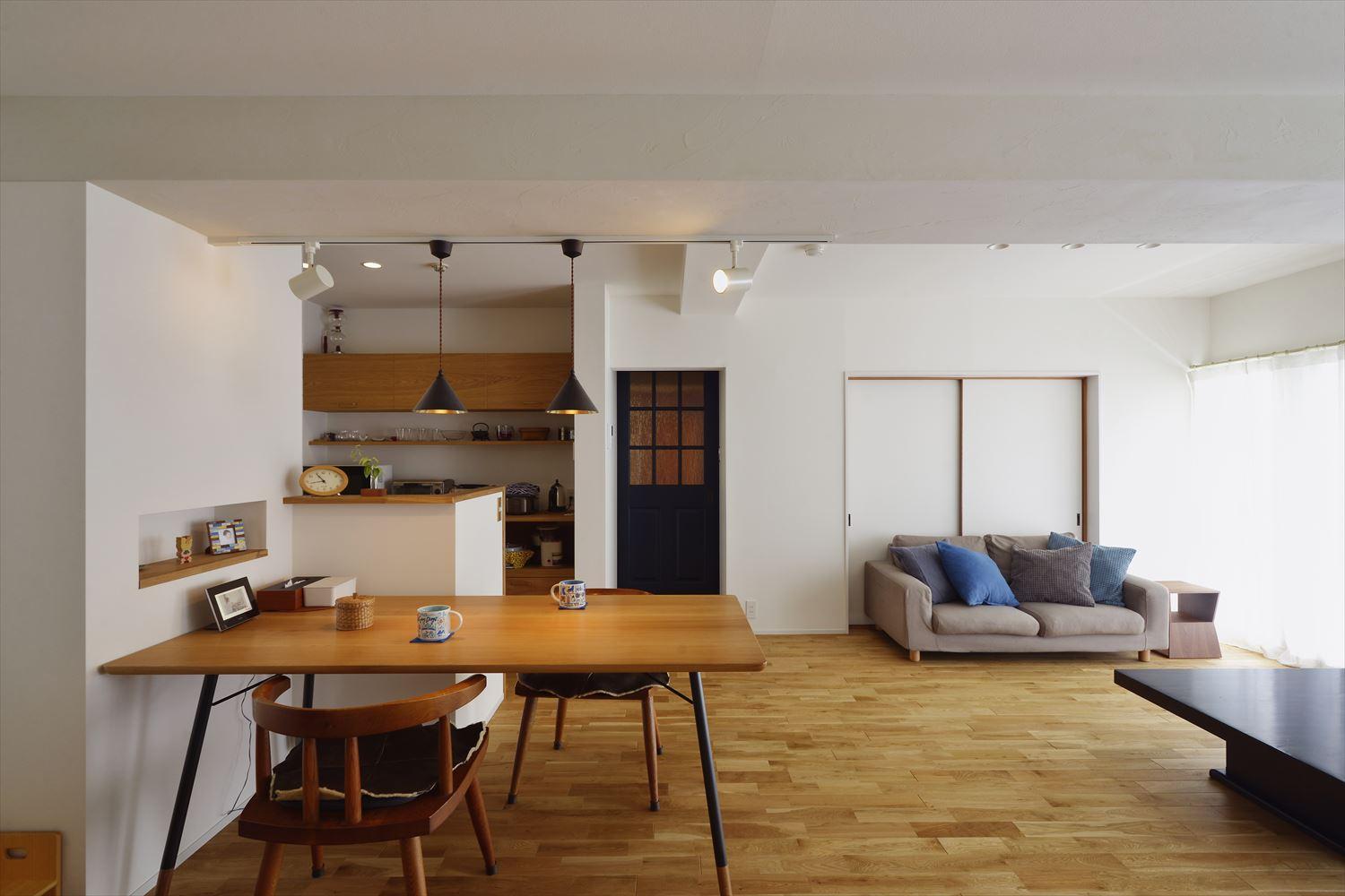 分断されていたリビングとダイニングを一体化するとともに洗面室の一部を取り込んで大家族が過ごせるリビングを実現。大梁に珪藻土塗りを施し、床はクリア塗装ナラ無垢フローリングに。明るくナチュラルな雰囲気が家族の笑顔を包み込む