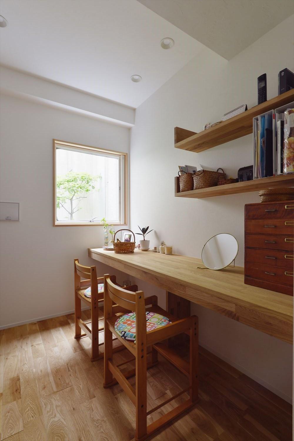 玄関から廊下にかけて施されていたもともとの羽目板貼りはそのまま活かし、新しくするインテリアにも無垢材や珪藻土を用いてナチュラルな雰囲気に仕上げています。築39年で給排水管などはかなり老朽化が進んでいたため、半スケルトン工事ですべて交換。一部にインナーサッシを取り入れ、断熱性能もアップしています。