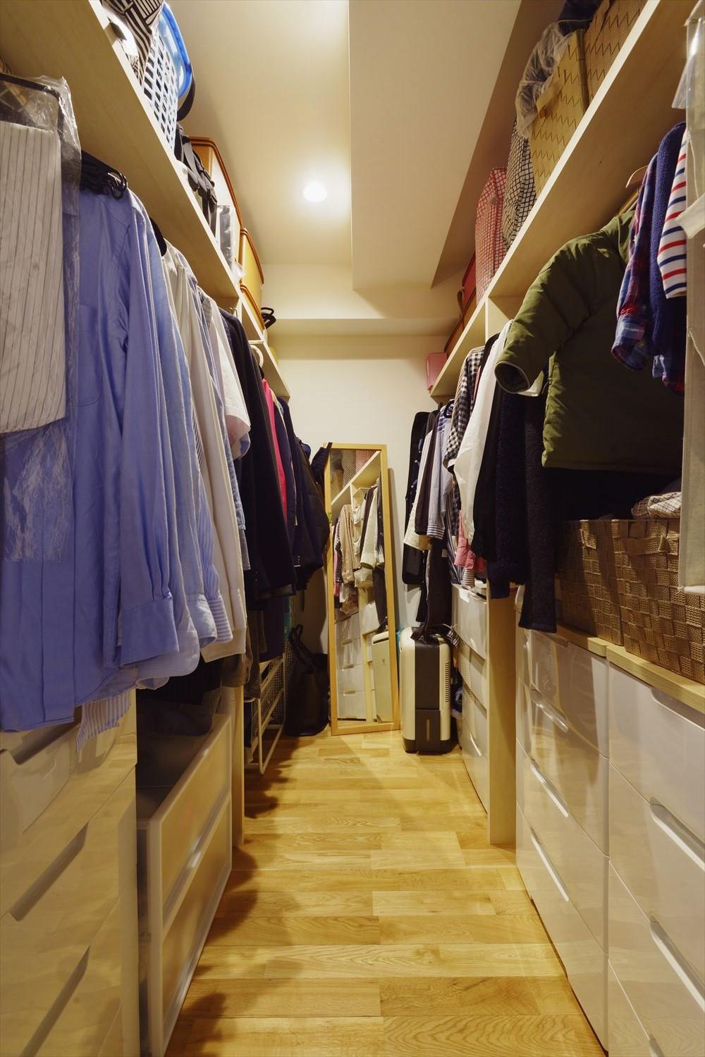 2居室の間に背中合わせにあった収納をひとつにまとめて大容量のファミリークロゼットに。壁面いっぱいにハンガーパイプや枕棚を設置して孫世帯の衣類などがまとめてしまえる