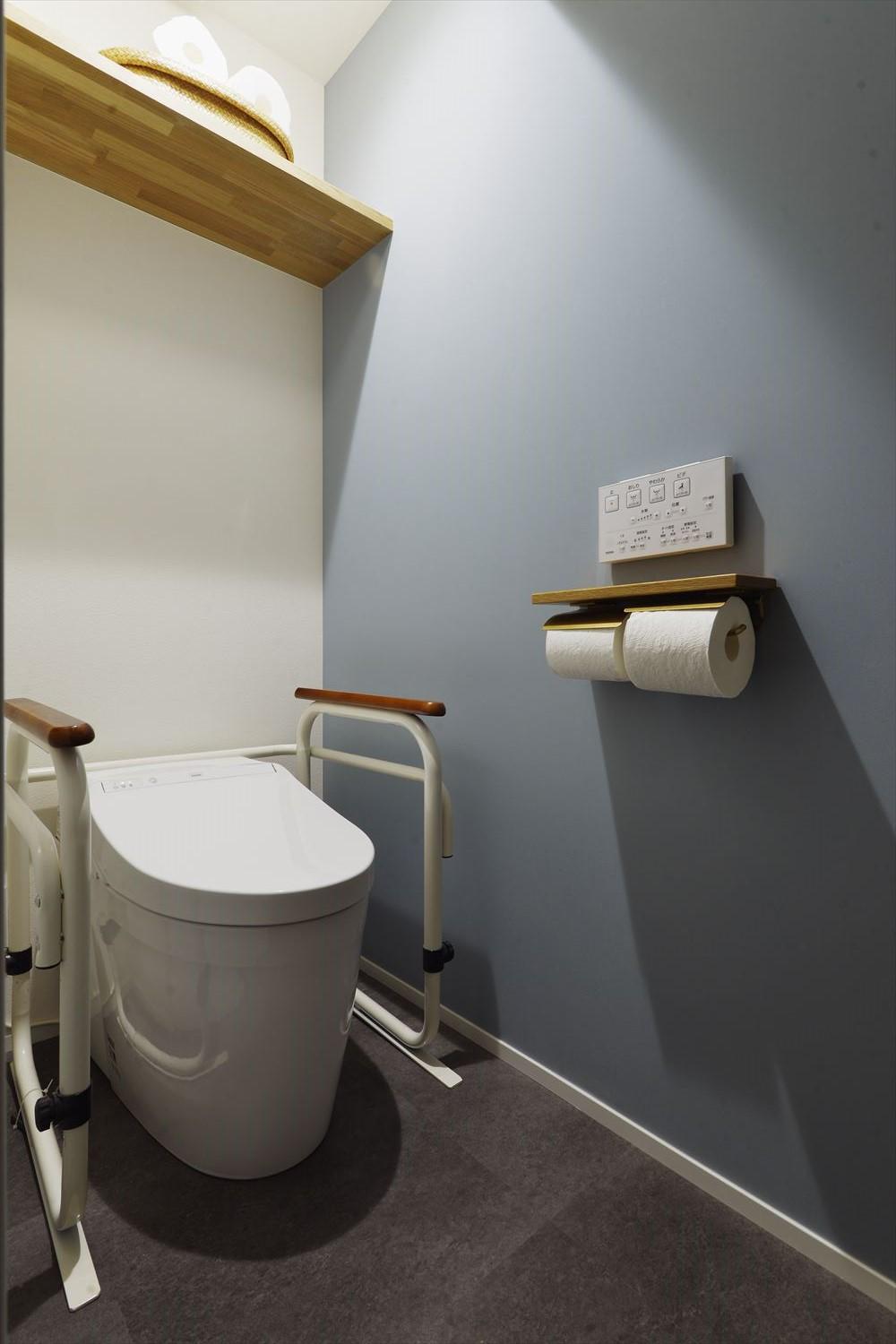 おばあさまと共用のトイレは並んでいた男性用小便器を撤去して広々とした空間を確保。タンクレスでスッキリとさせた。ブルーのアクセントクロスで爽やかな印象に。トイレ前に手洗い場を新設した