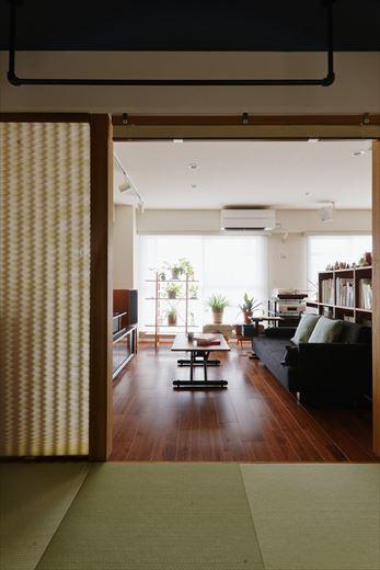 当初、畳室は小上がりがご希望でしたが、現地調査で梁が思った以上に大きく開口部の高さが充分に取れないと判断してフラットに。