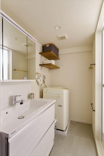 洗濯機の上部にストックなどが置ける棚を設置している。