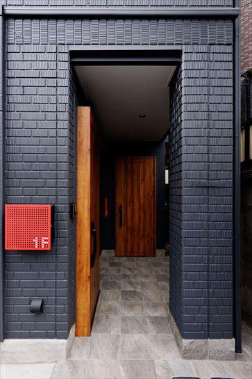 親世帯用の玄関を新たに設けて、完全分離型を実現している。