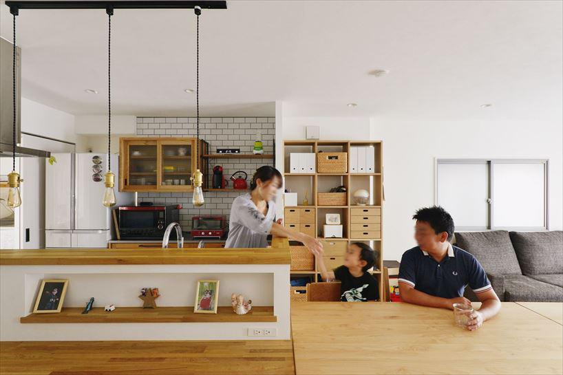 2居室と水廻りだった間取りが大変身。新たにキッチンを設け、子どもの様子が見守れる一体感を重視した。