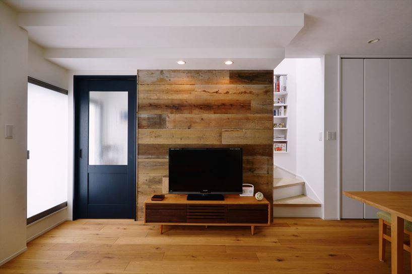 テレビの後ろの壁に足場板を貼った。オールドオークの無垢フローリングと珪藻土のナチュラルな空間にラフな質感が加わり、程よいアクセントに。