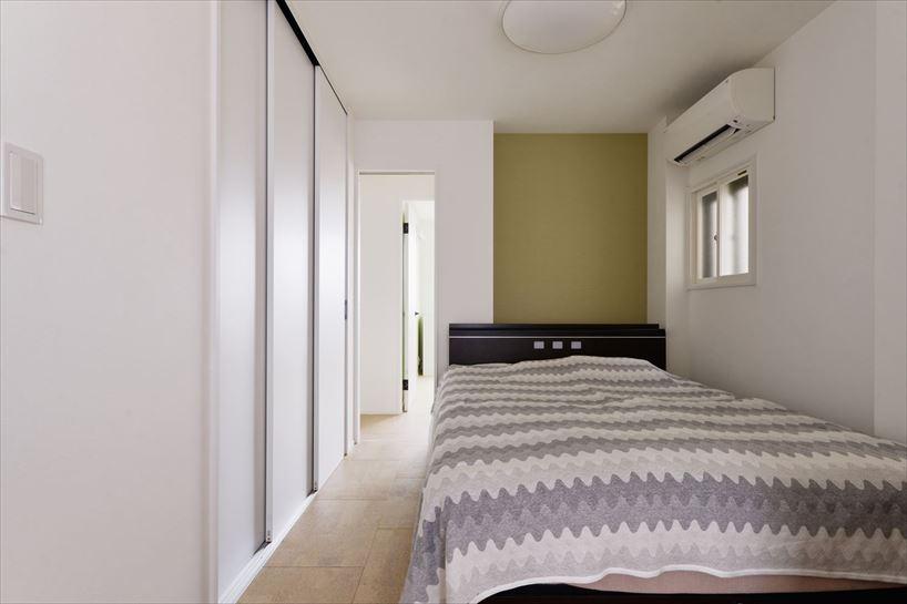 寝室は淡いグリーンのアクセントクロスが差し色に。癒しを与えてくれる空間に。