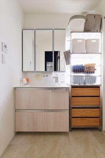 洗面横の空いた空間はちょっとした収納スペースに。