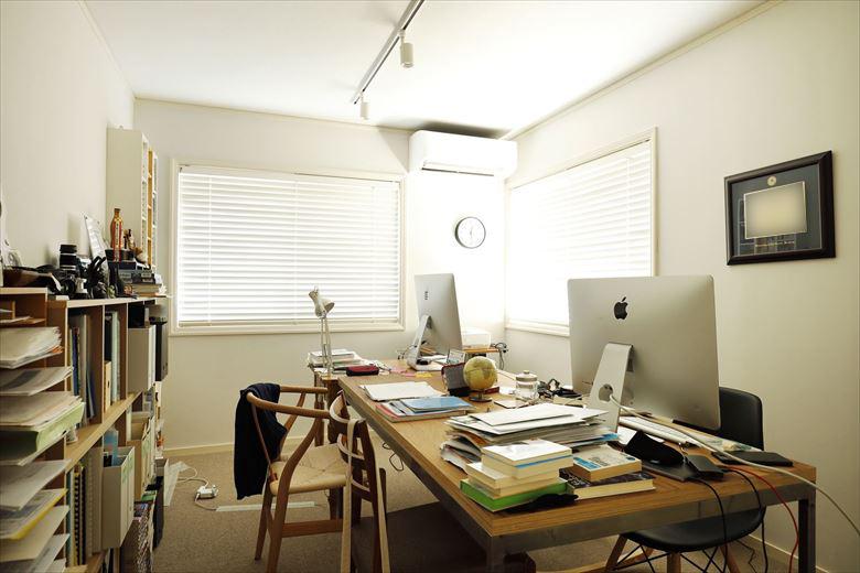 2階の居室のひとつをまるごとスタディルームに。「スタディルームには作業台が必要」と、大きなテーブルを設置した。共働きご夫妻の仕事用と考えていたが、娘さんが勉強スペースとしても活用しているそう。