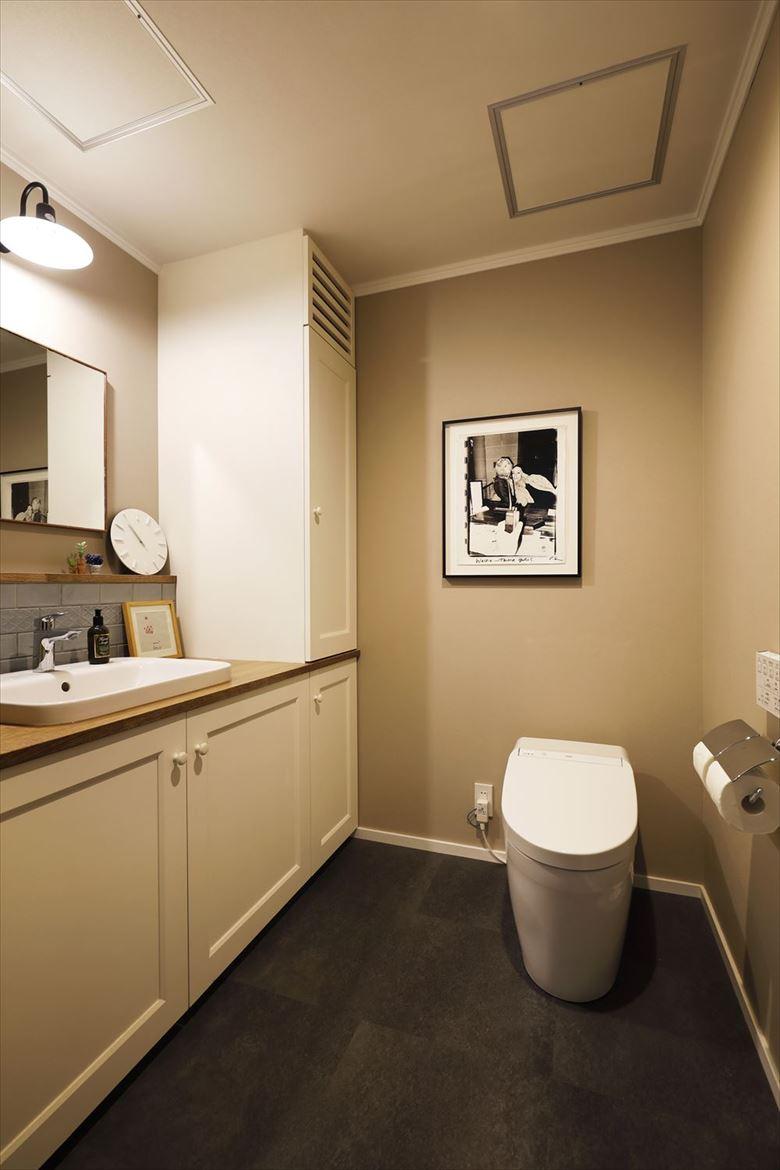 1階のレストルーム。ベージュを基調に白と黒を合わせて上品で落ち着いた雰囲気に仕上げた。来客用を兼ねているため、パブリックスペースの一部として「見せる」空間を意識したデザインに。